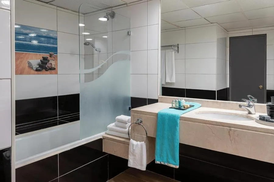 Shower in Leonardo Club Hotel Dead Sea - All Inclusive