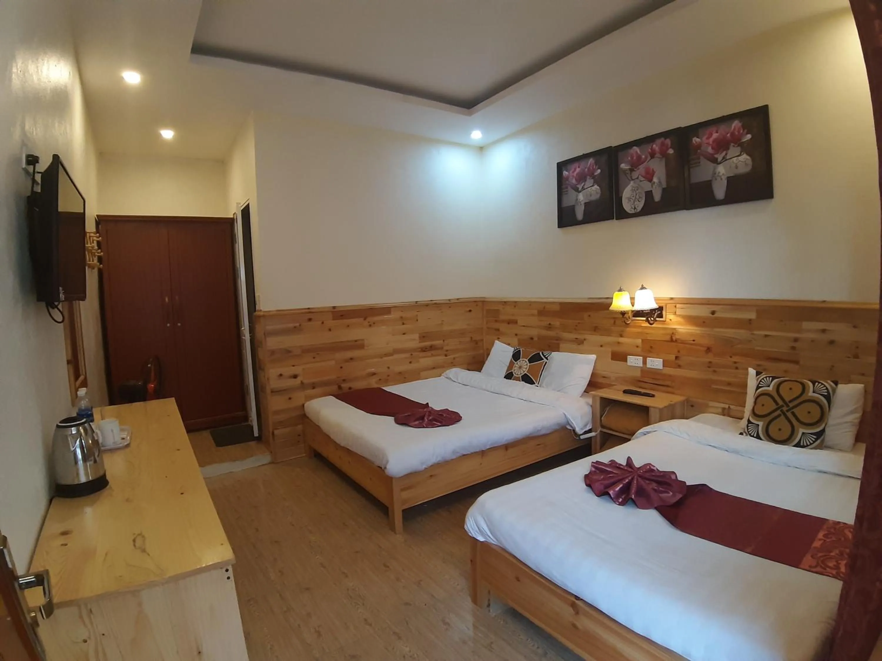 Photo of the whole room, Bed in Dang Khoa Garden Inn