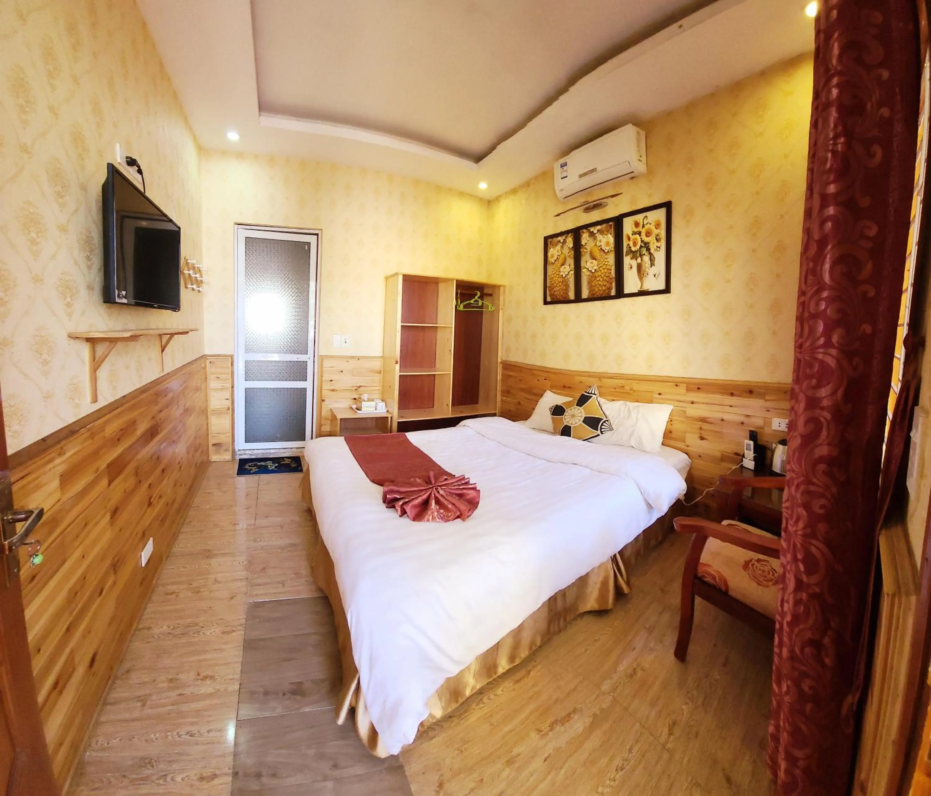 Photo of the whole room, Bed in Dang Khoa Garden Inn