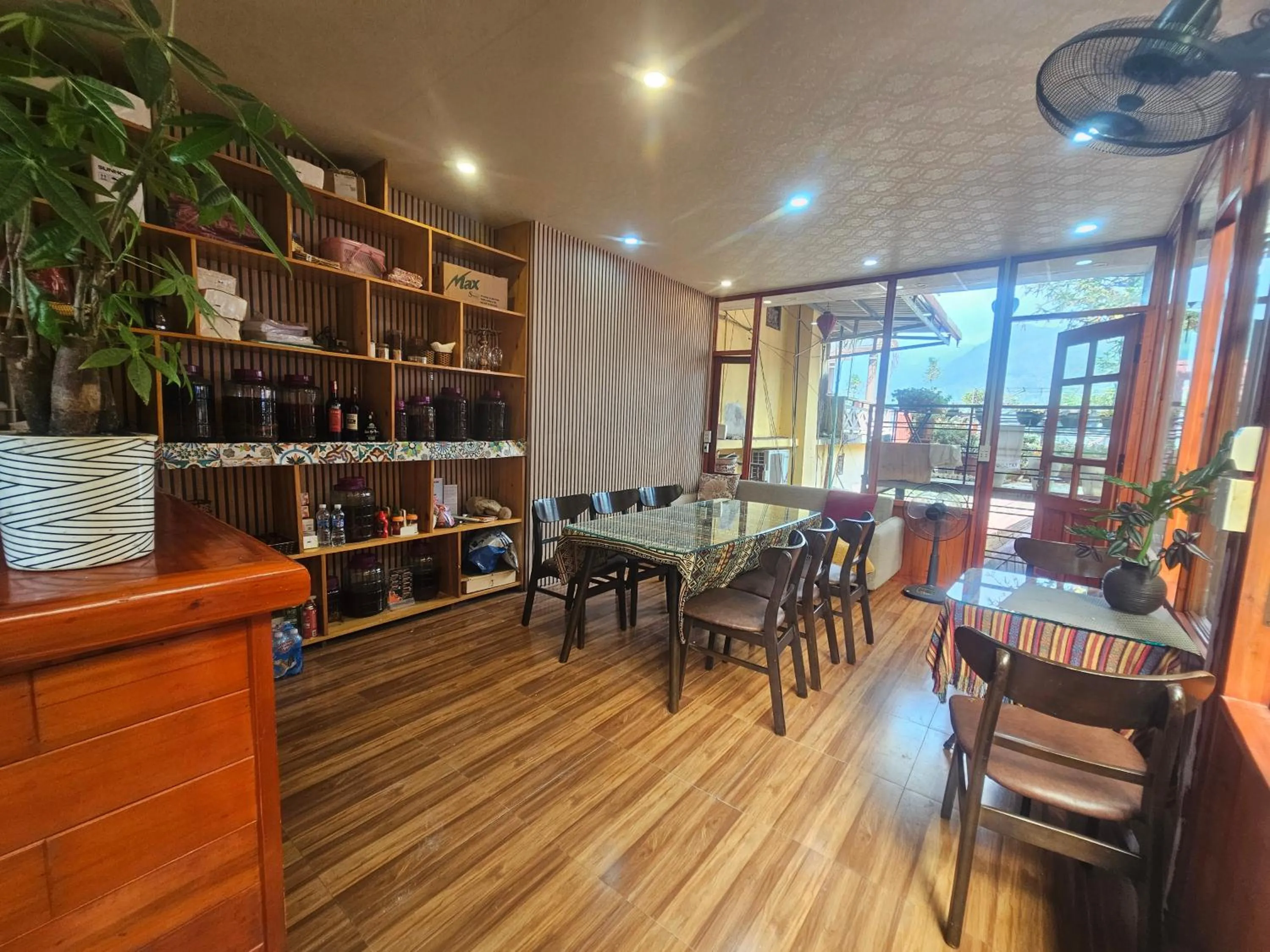 Restaurant/places to eat in Dang Khoa Garden Inn