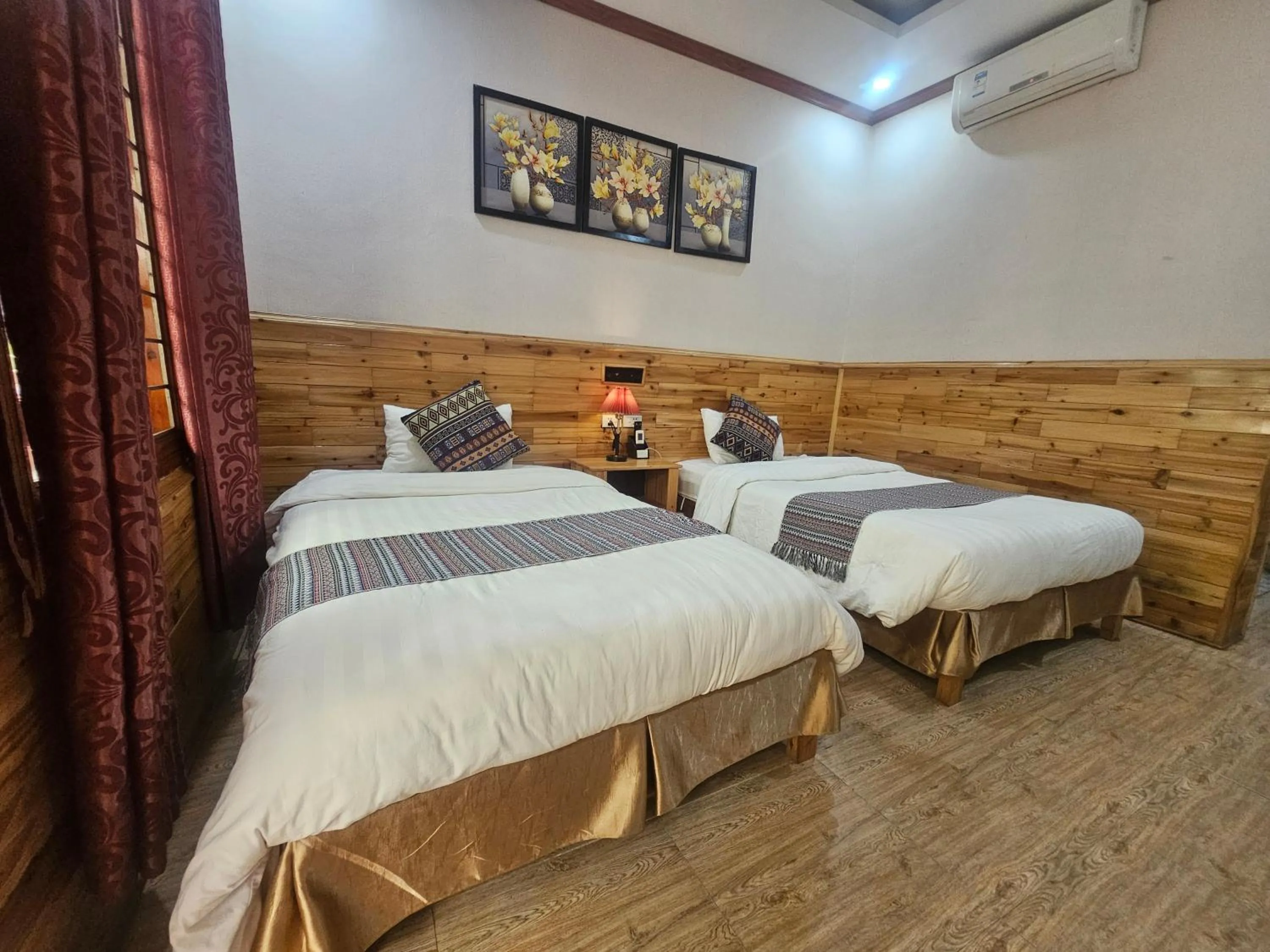 Photo of the whole room, Bed in Dang Khoa Garden Inn