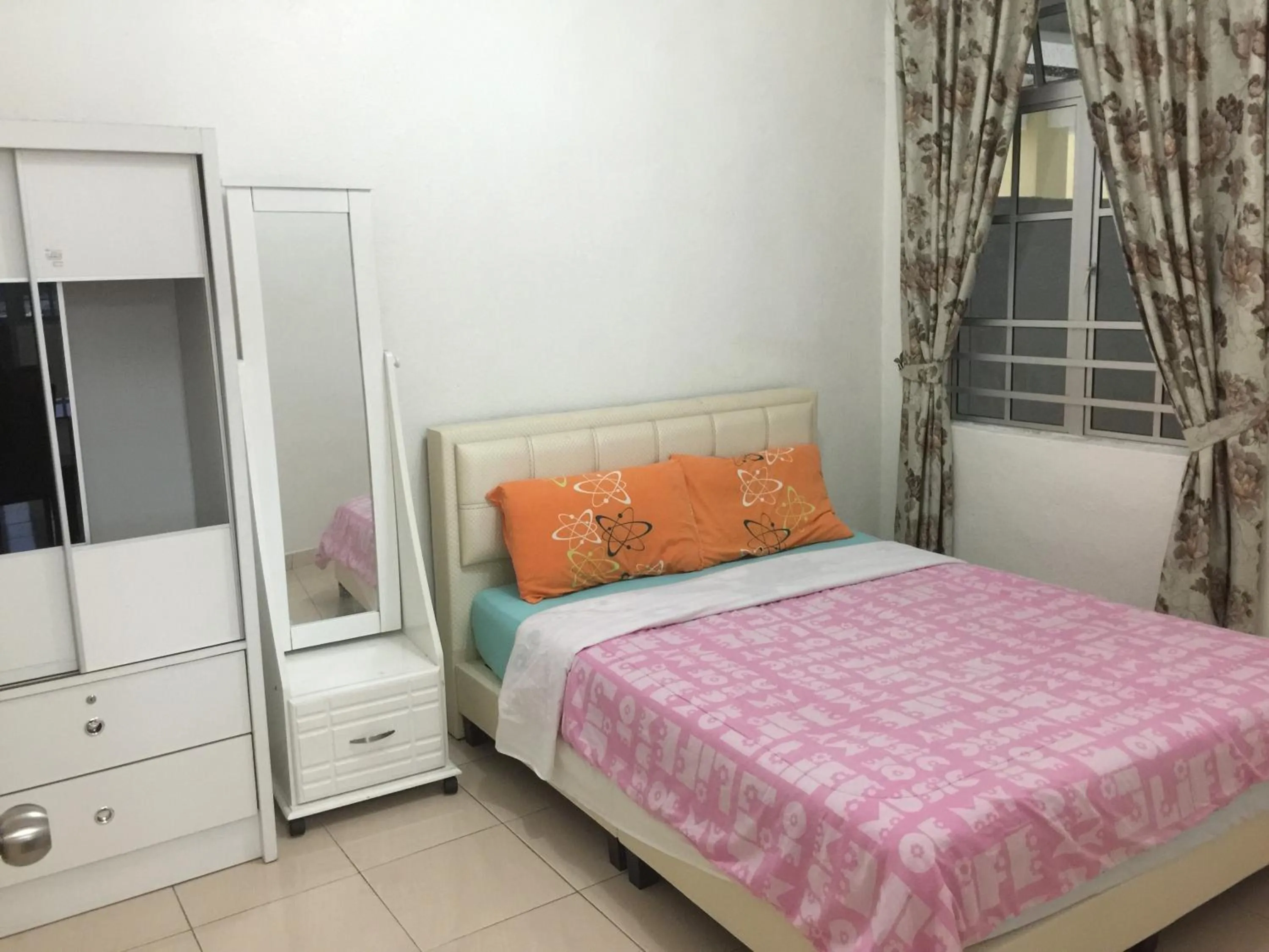 Bed in Cameron Supersave Apartment @ Crown Imperial Court