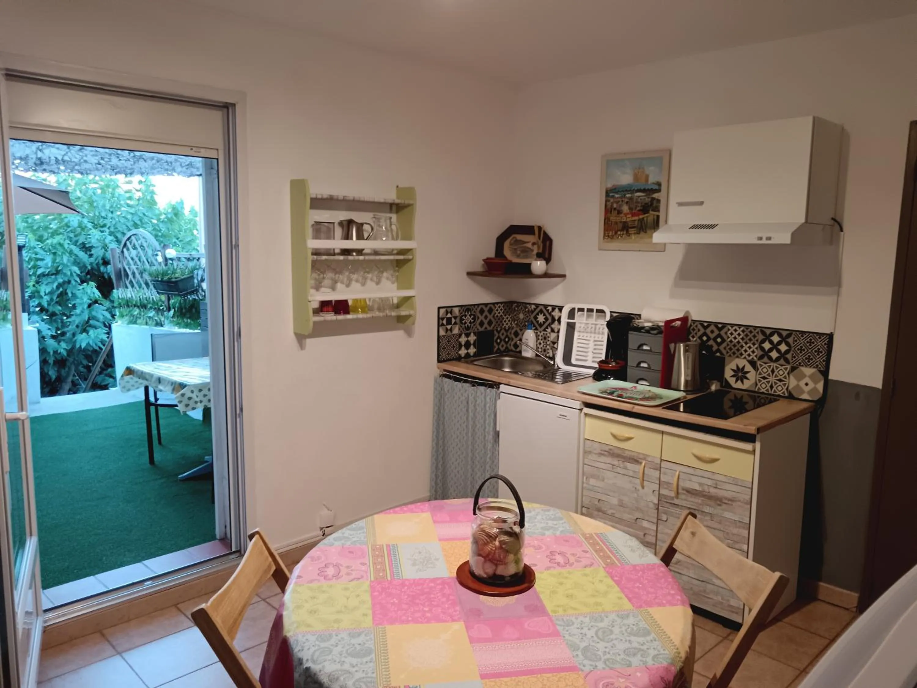 Kitchen or kitchenette in Chambre les flamants, climatisation, avec vue imprenable sur les étangs, petit déjeuner offert