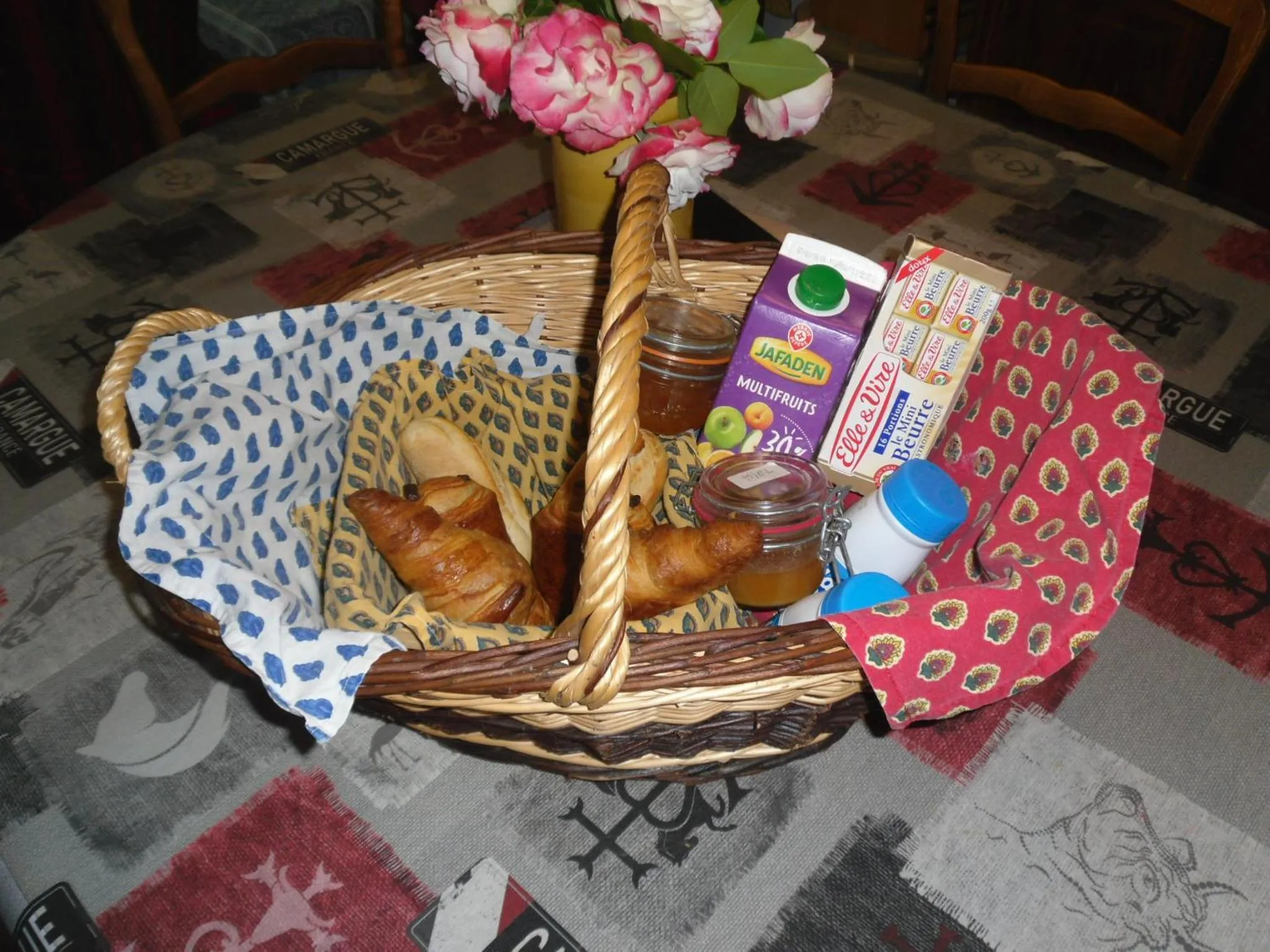 Breakfast in Chambre les flamants, climatisation, avec vue imprenable sur les étangs, petit déjeuner offert