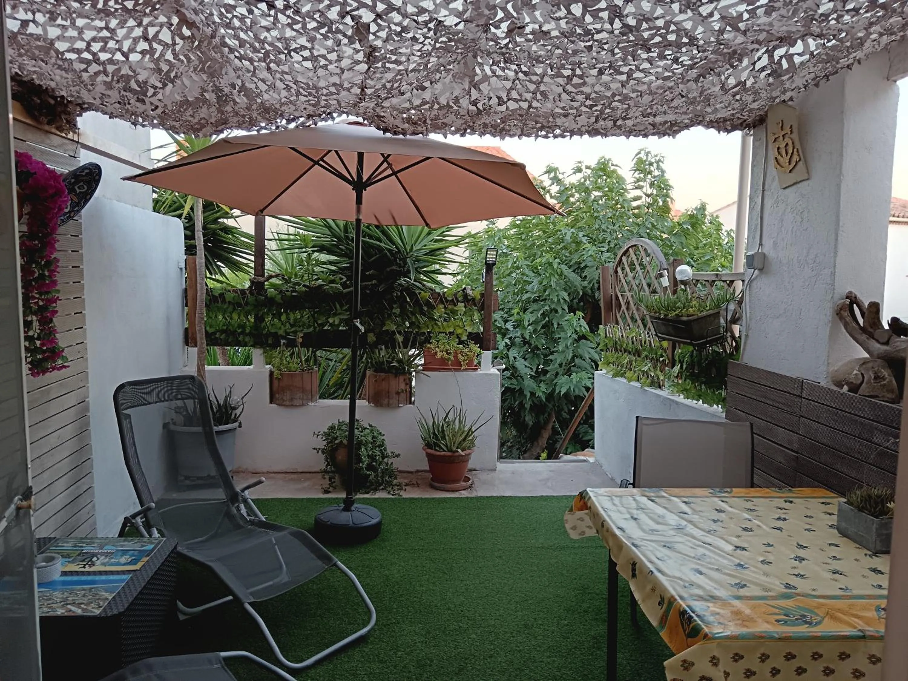 Patio in Chambre les flamants, climatisation, avec vue imprenable sur les étangs, petit déjeuner offert