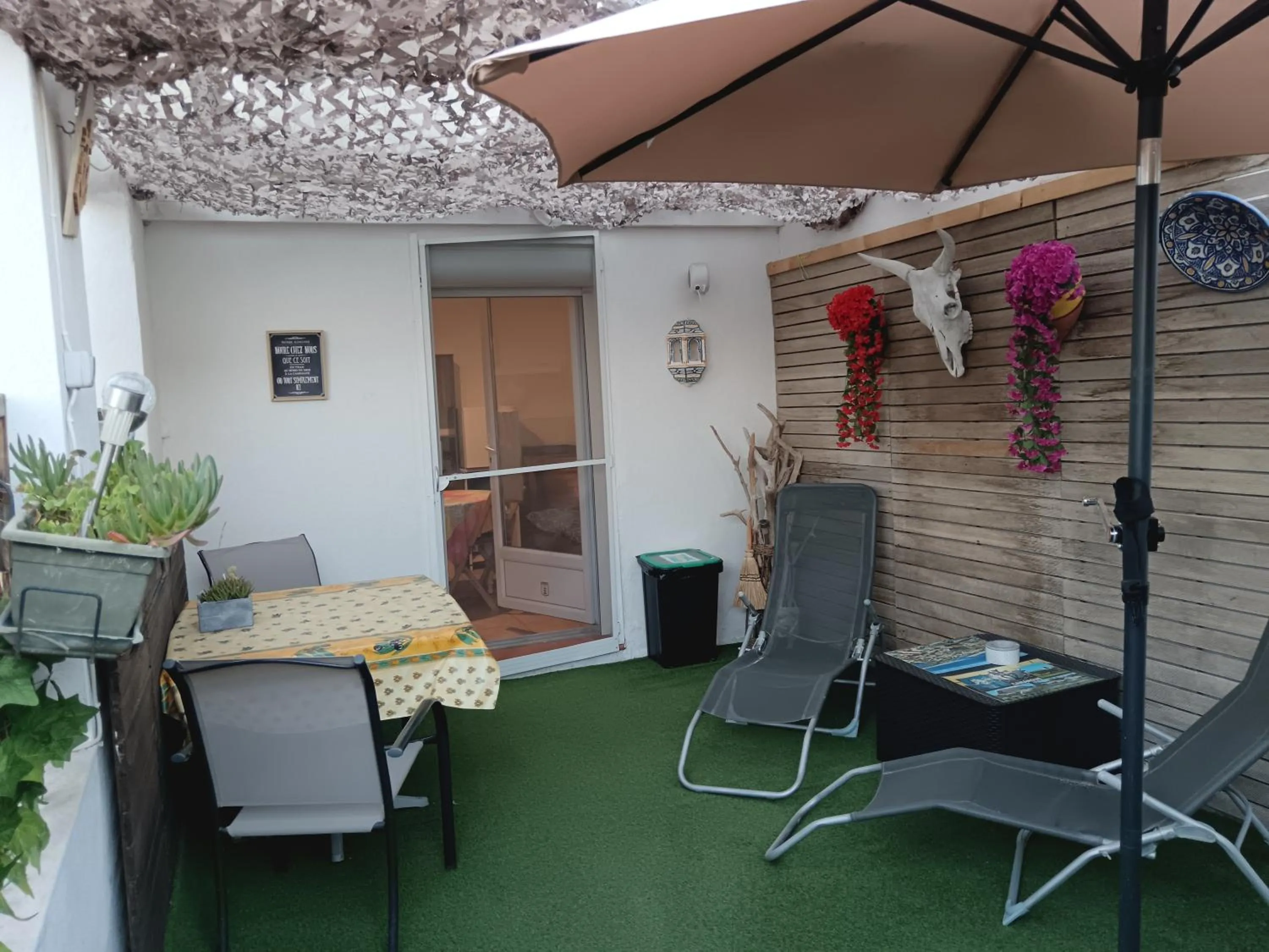 Patio in Chambre les flamants, climatisation, avec vue imprenable sur les étangs, petit déjeuner offert