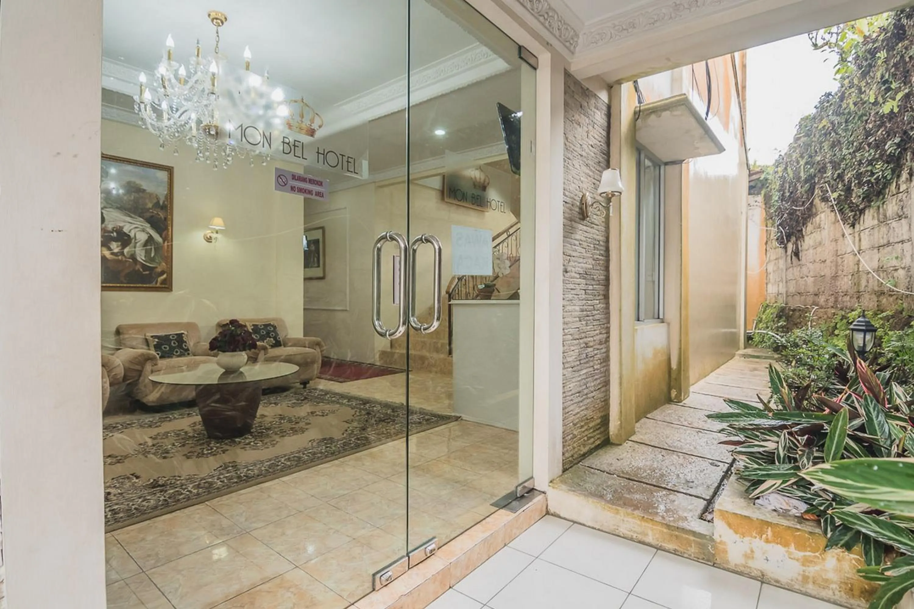 Lobby or reception in Urbanview Hotel Mon Bel Cibodas by RedDoorz