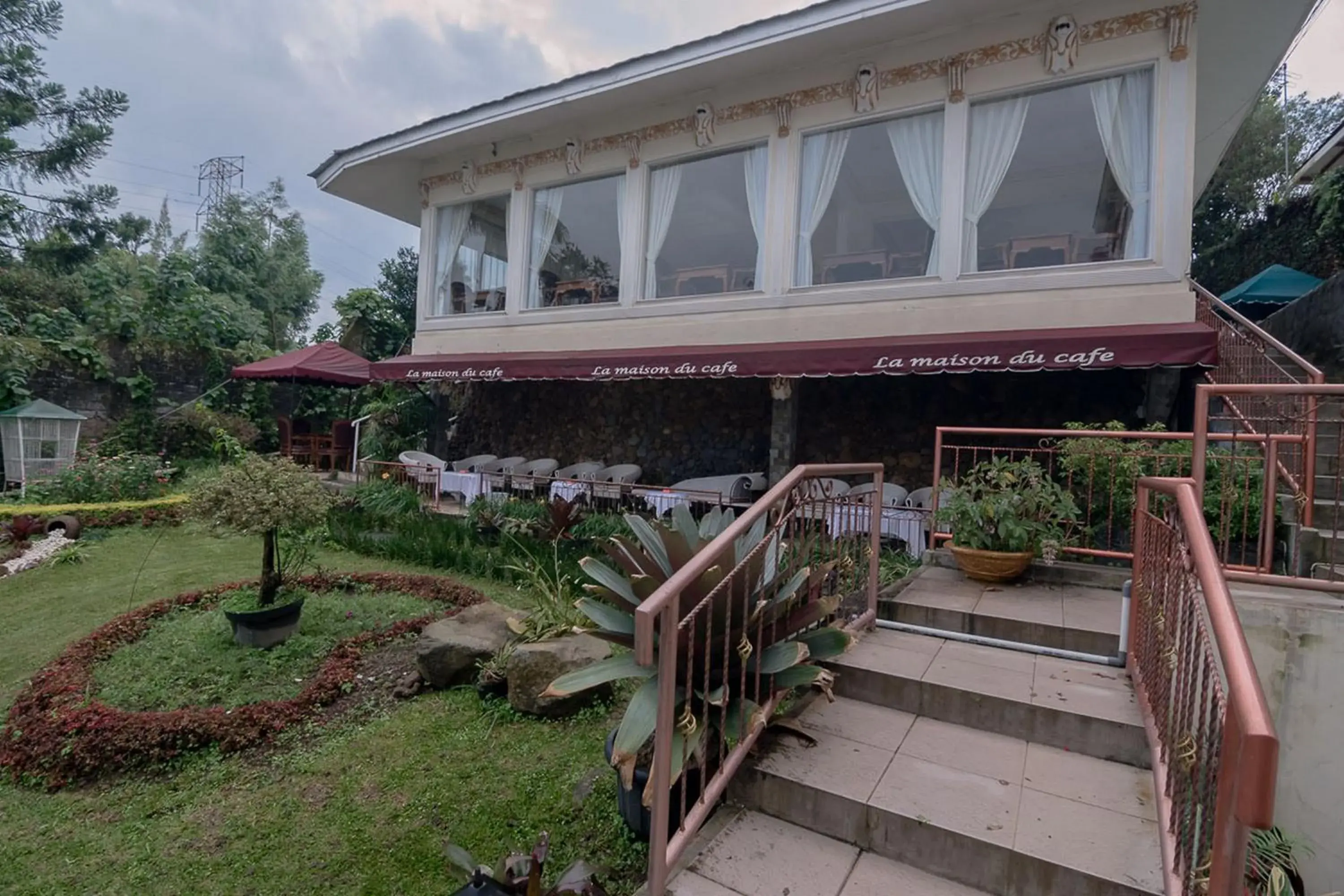 Property building in Urbanview Hotel Mon Bel Cibodas by RedDoorz Property building in Urbanview Hotel Mon Bel Cibodas by RedDoorz