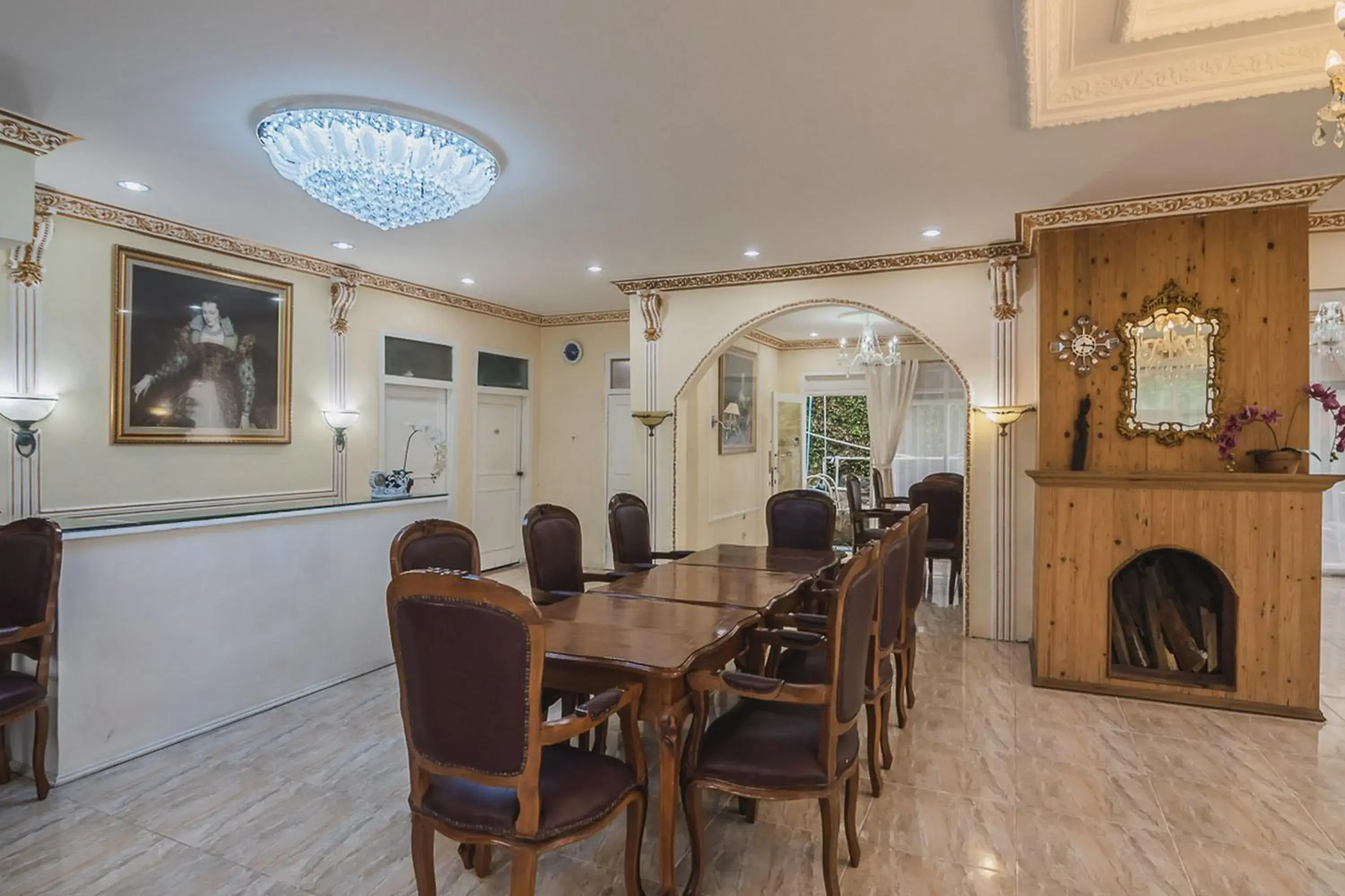 Dining area in Urbanview Hotel Mon Bel Cibodas by RedDoorz Dining area in Urbanview Hotel Mon Bel Cibodas by RedDoorz