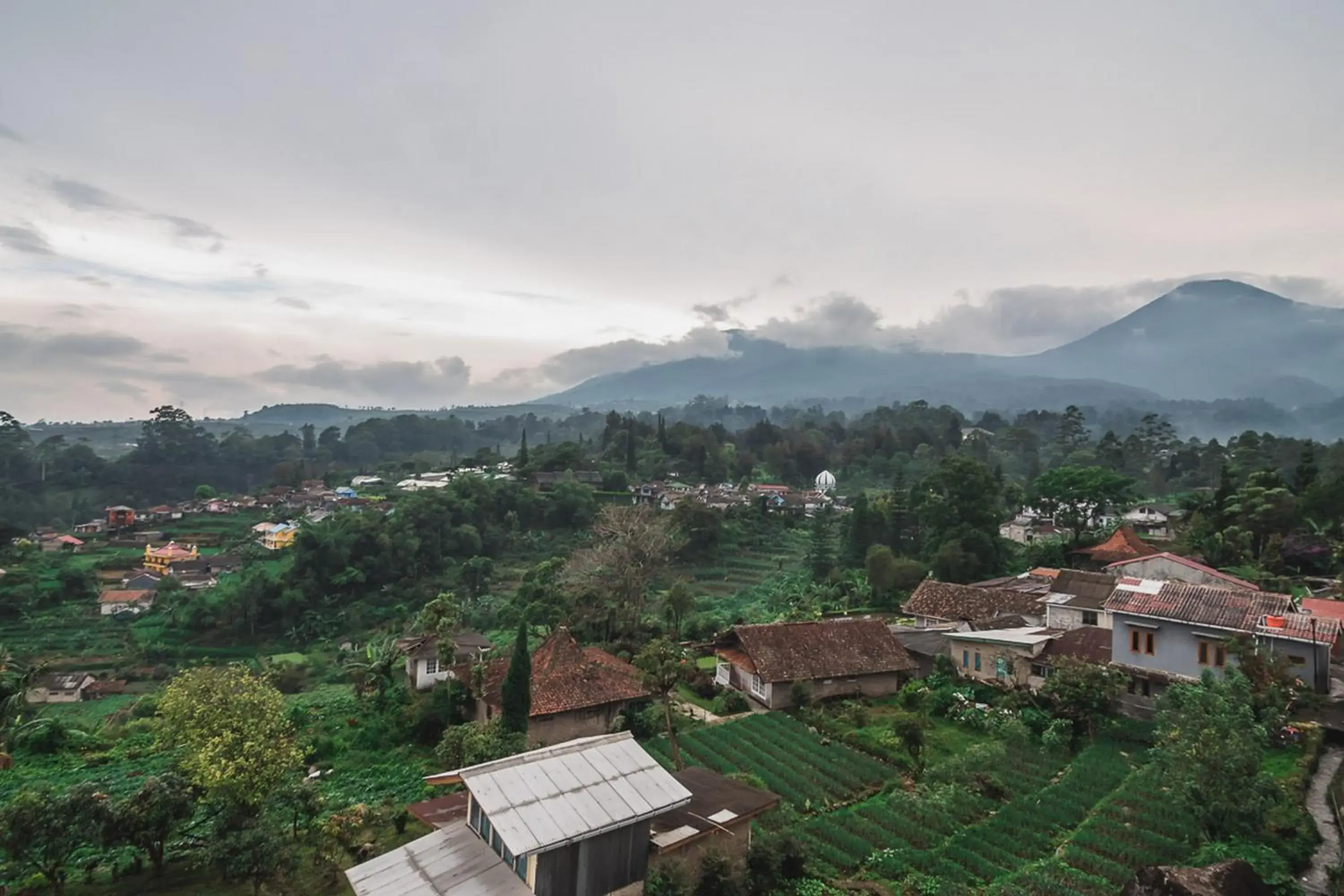 Mountain view in Urbanview Hotel Mon Bel Cibodas by RedDoorz Mountain view in Urbanview Hotel Mon Bel Cibodas by RedDoorz