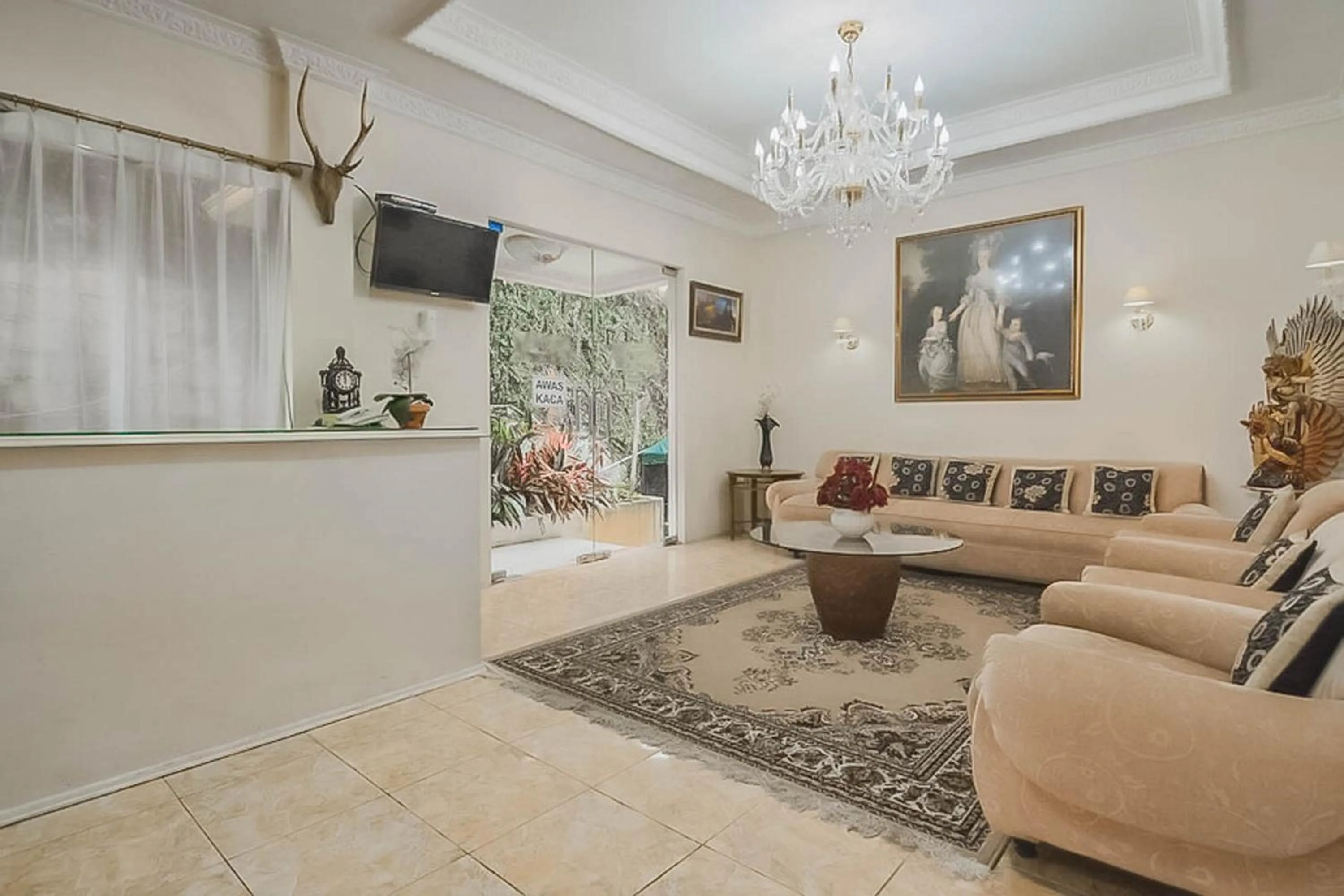 Lounge or bar in Urbanview Hotel Mon Bel Cibodas by RedDoorz