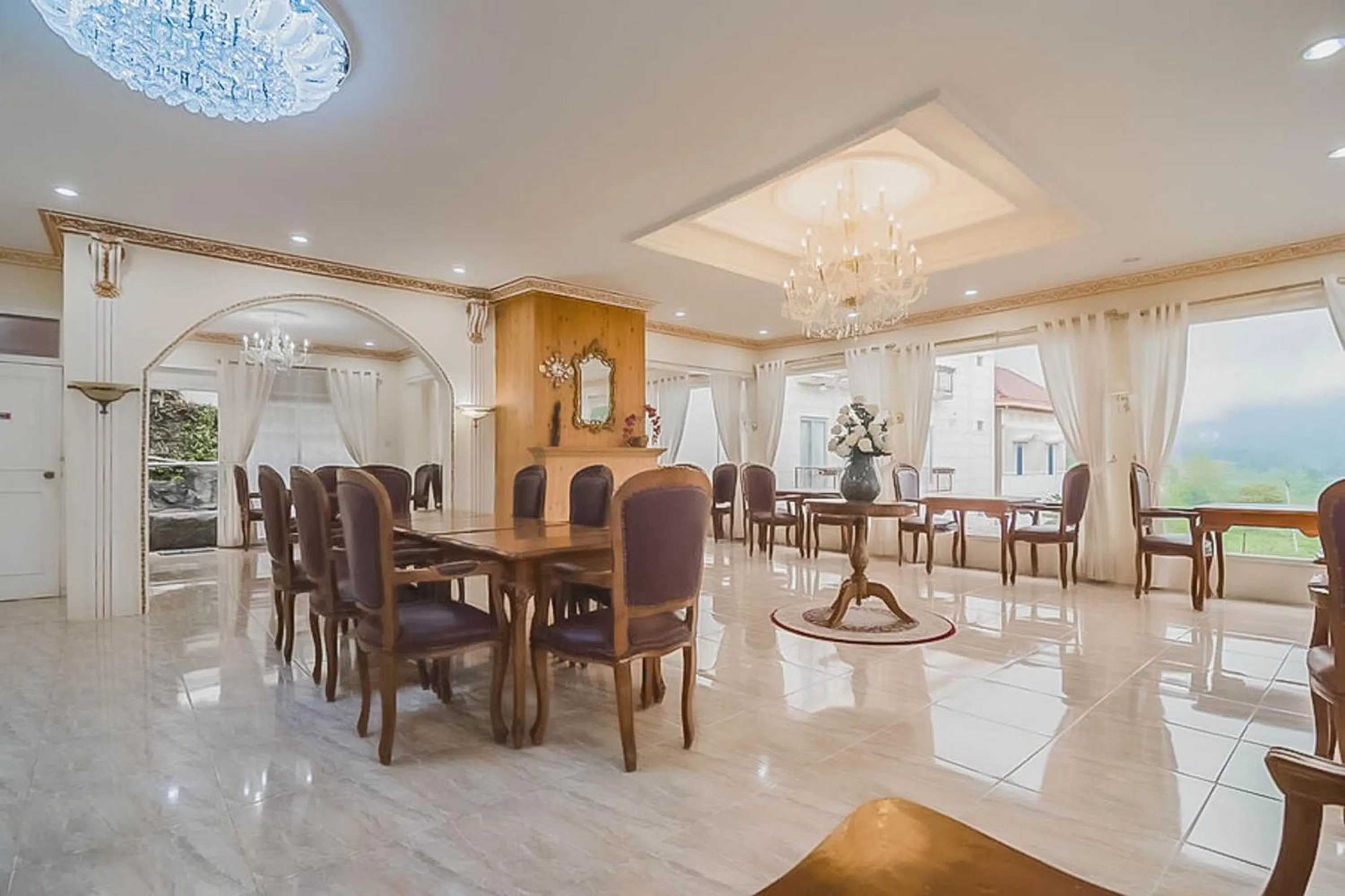 Restaurant/places to eat in Urbanview Hotel Mon Bel Cibodas by RedDoorz