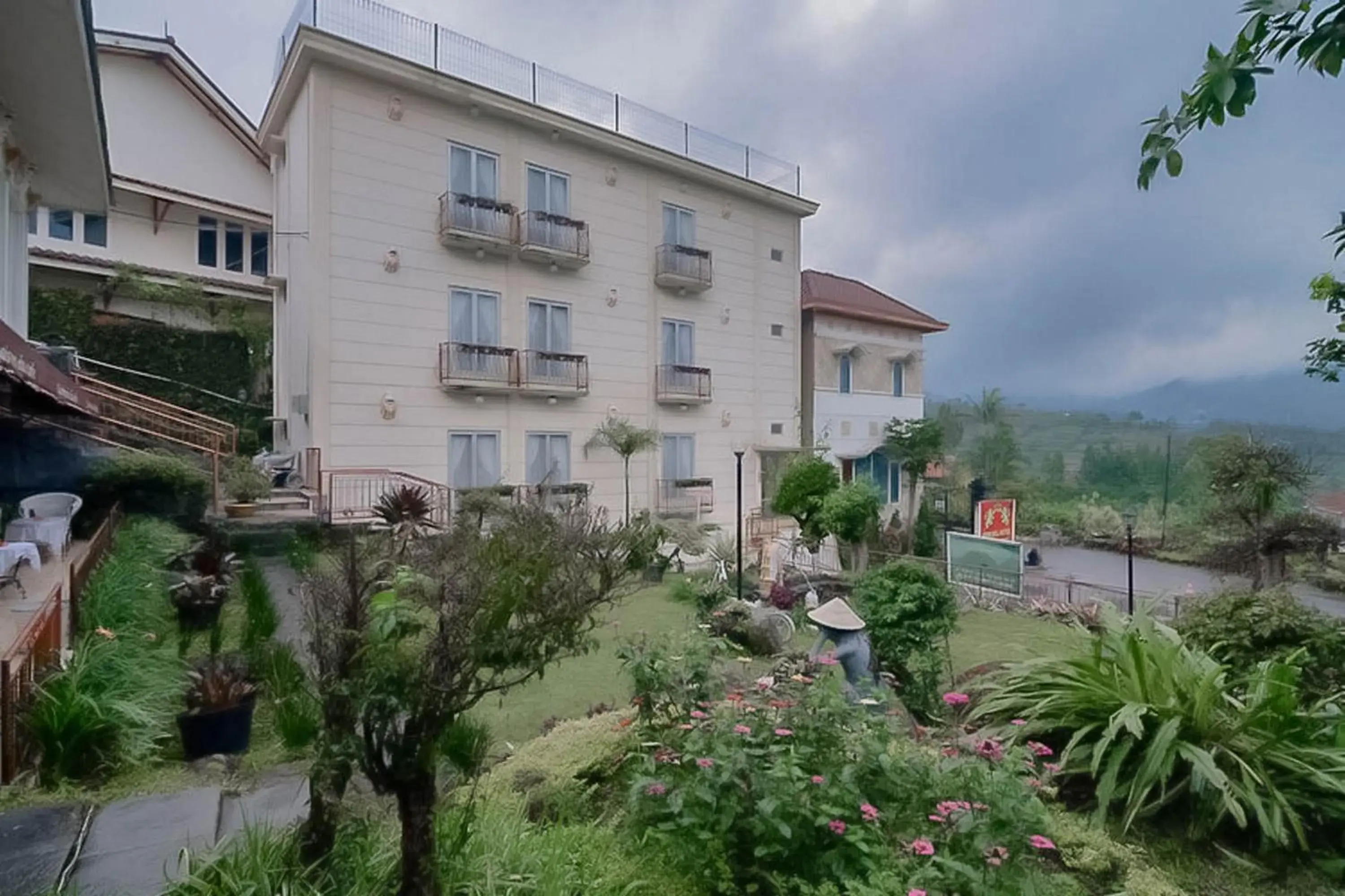 Property building in Urbanview Hotel Mon Bel Cibodas by RedDoorz Property building in Urbanview Hotel Mon Bel Cibodas by RedDoorz