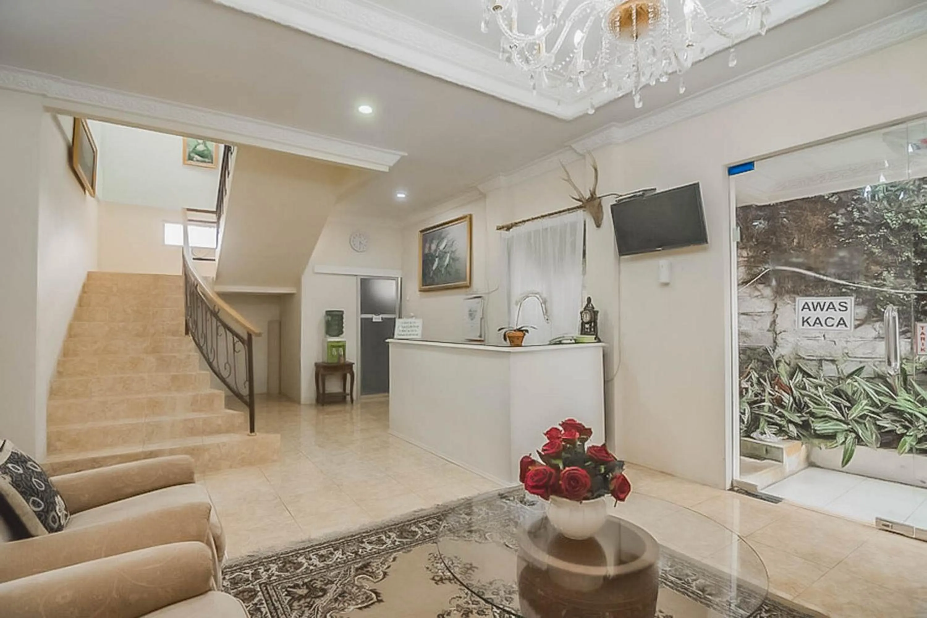 Lobby or reception in Urbanview Hotel Mon Bel Cibodas by RedDoorz