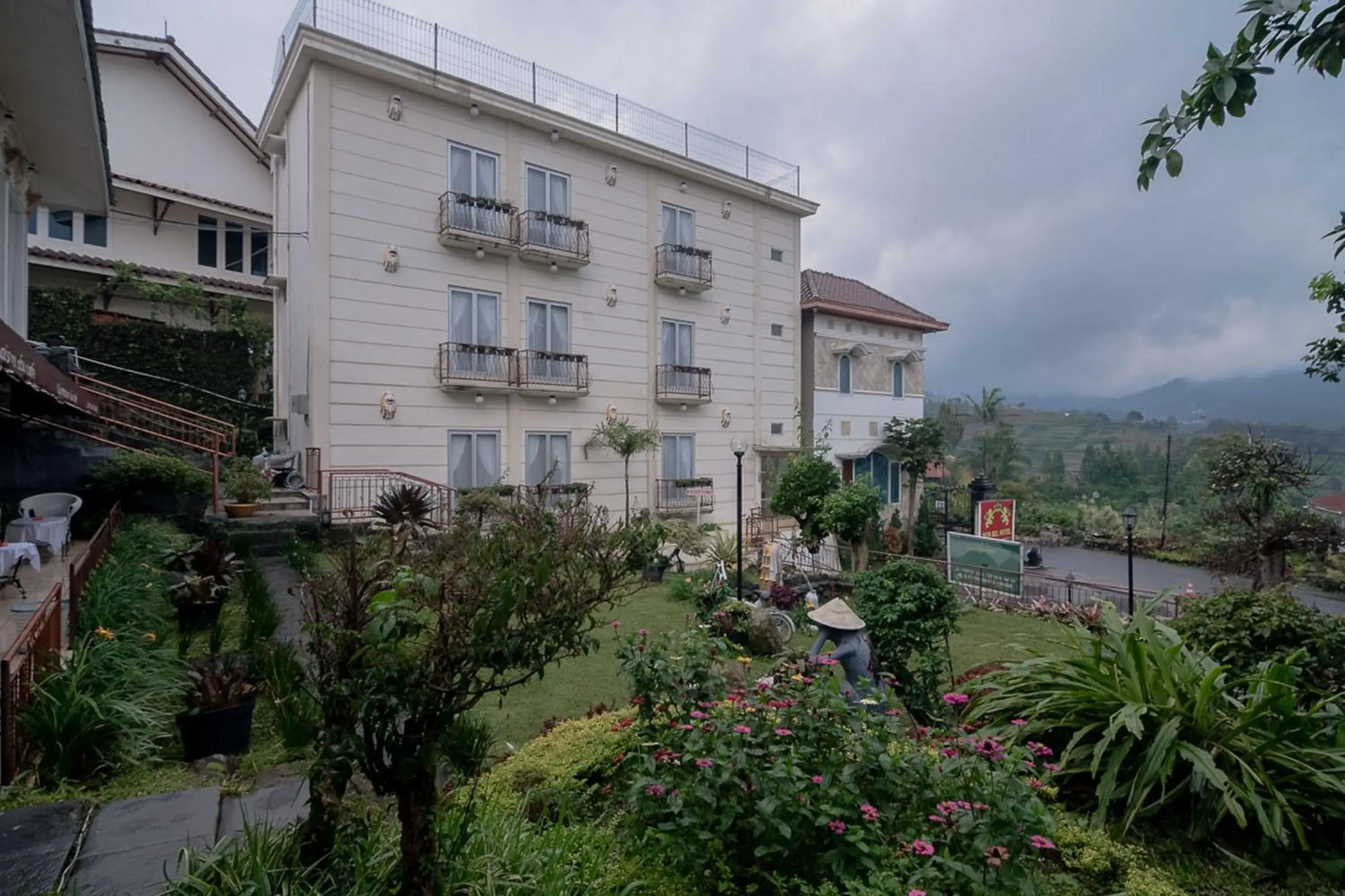 Property building in Urbanview Hotel Mon Bel Cibodas by RedDoorz Property building in Urbanview Hotel Mon Bel Cibodas by RedDoorz