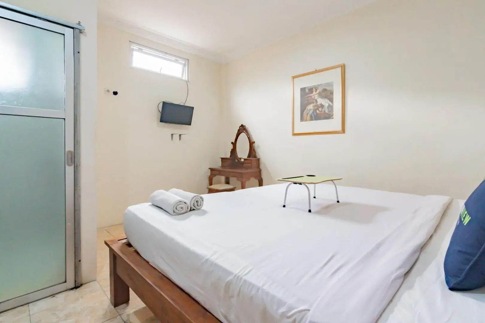 Photo of the whole room, Bed in Urbanview Hotel Mon Bel Cibodas by RedDoorz Photo of the whole room, Bed in Urbanview Hotel Mon Bel Cibodas by RedDoorz