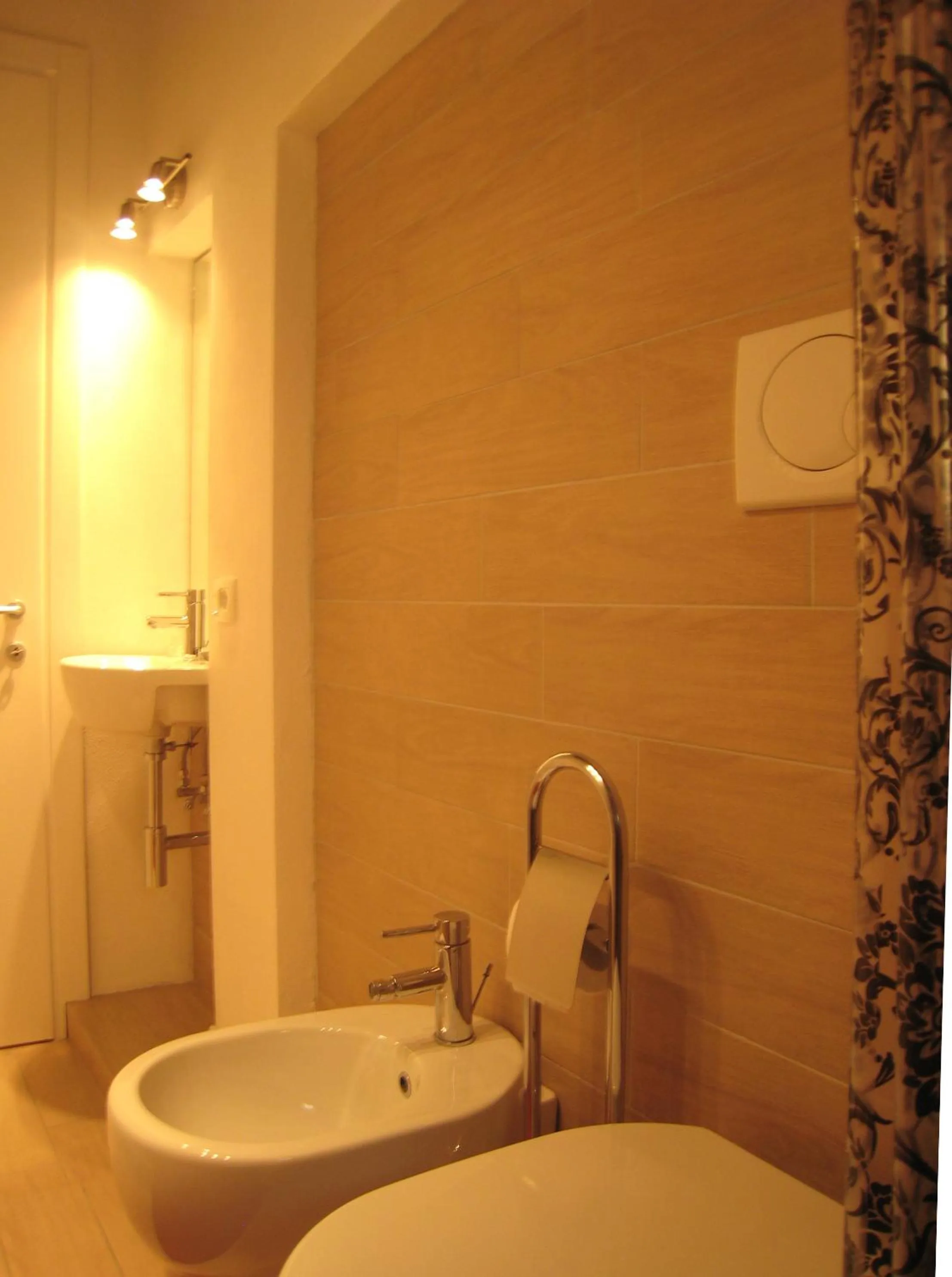 Toilet in Rinathos Guesthouse