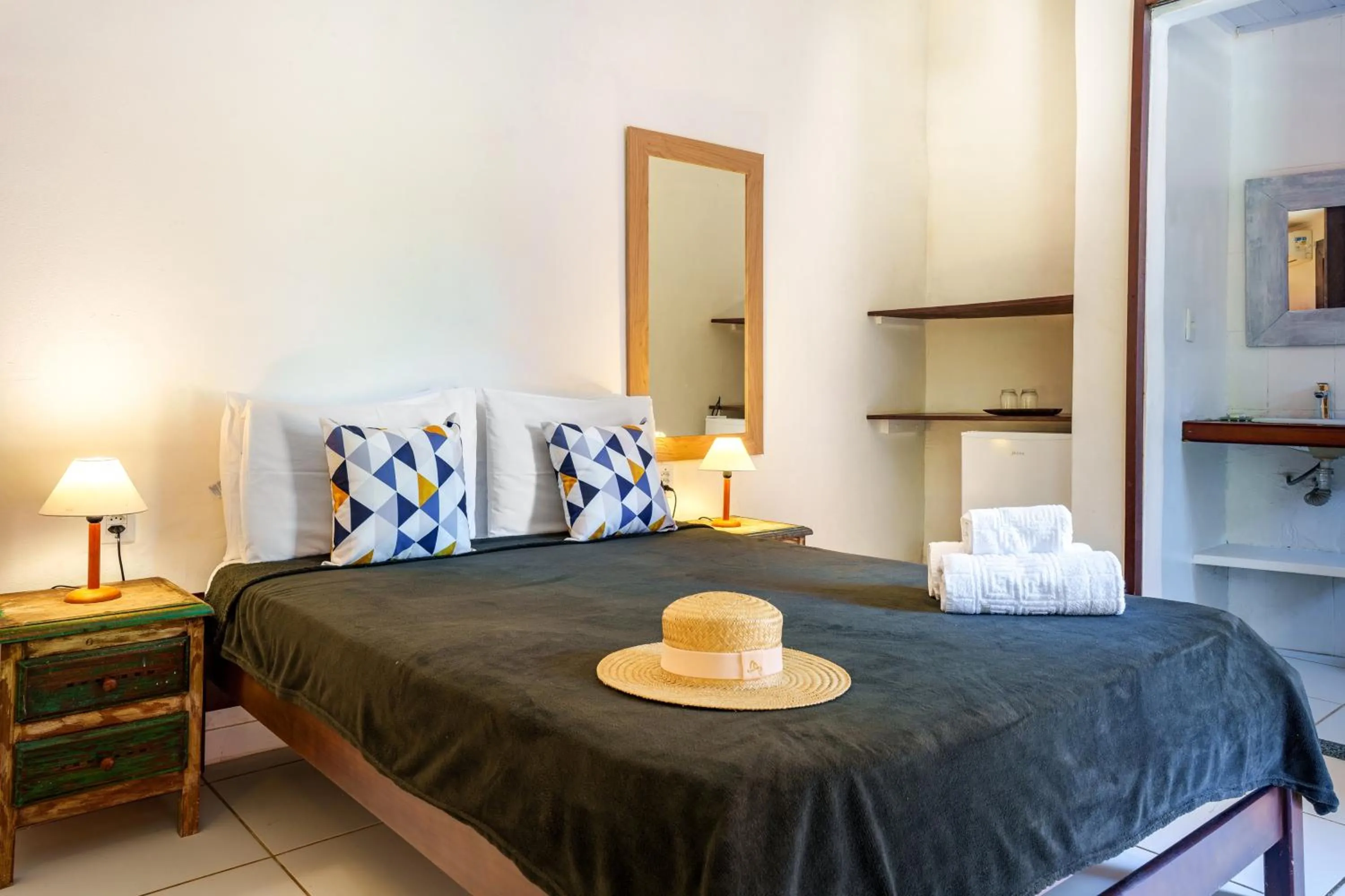 Property building, Bed in Pousada Casa Cactus Praia da Tartaruga Búzios