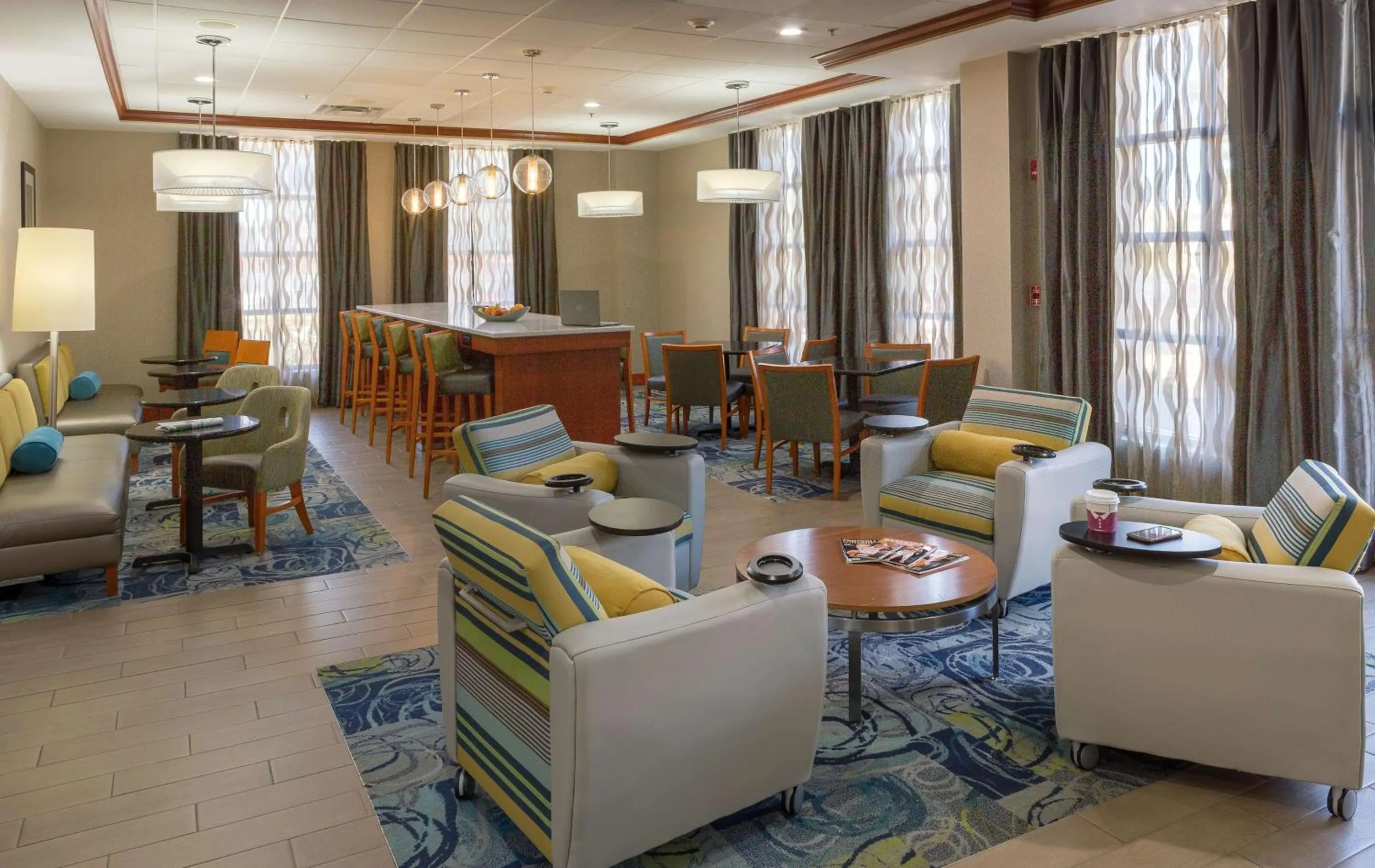 Dining area in Hampton Inn & Suites Knoxville-Downtown