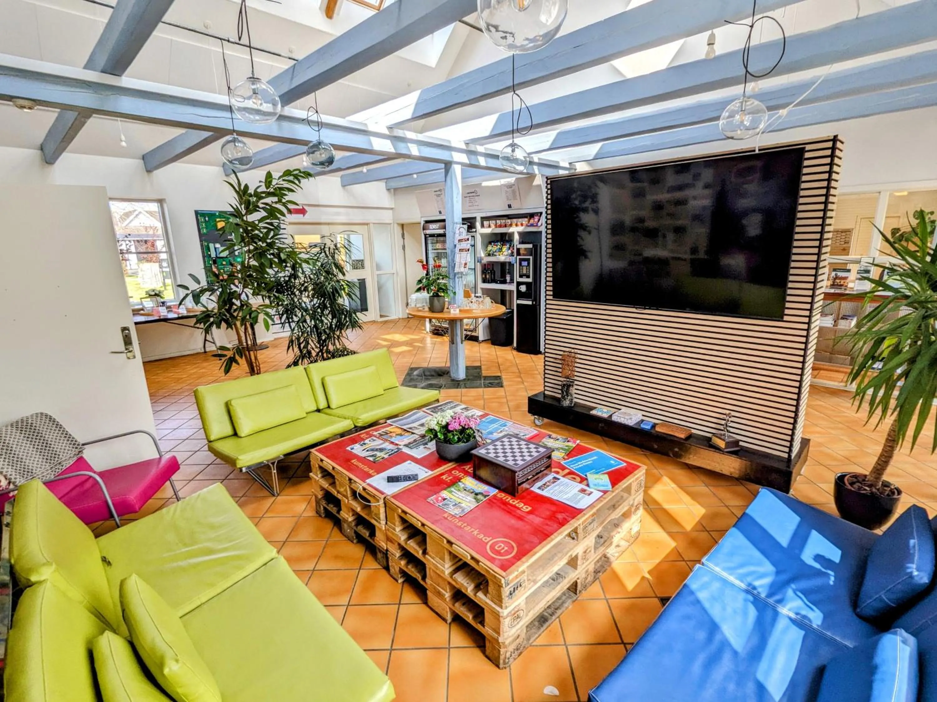 Communal lounge/ TV room in Nexø Modern Hostel. Private Rooms