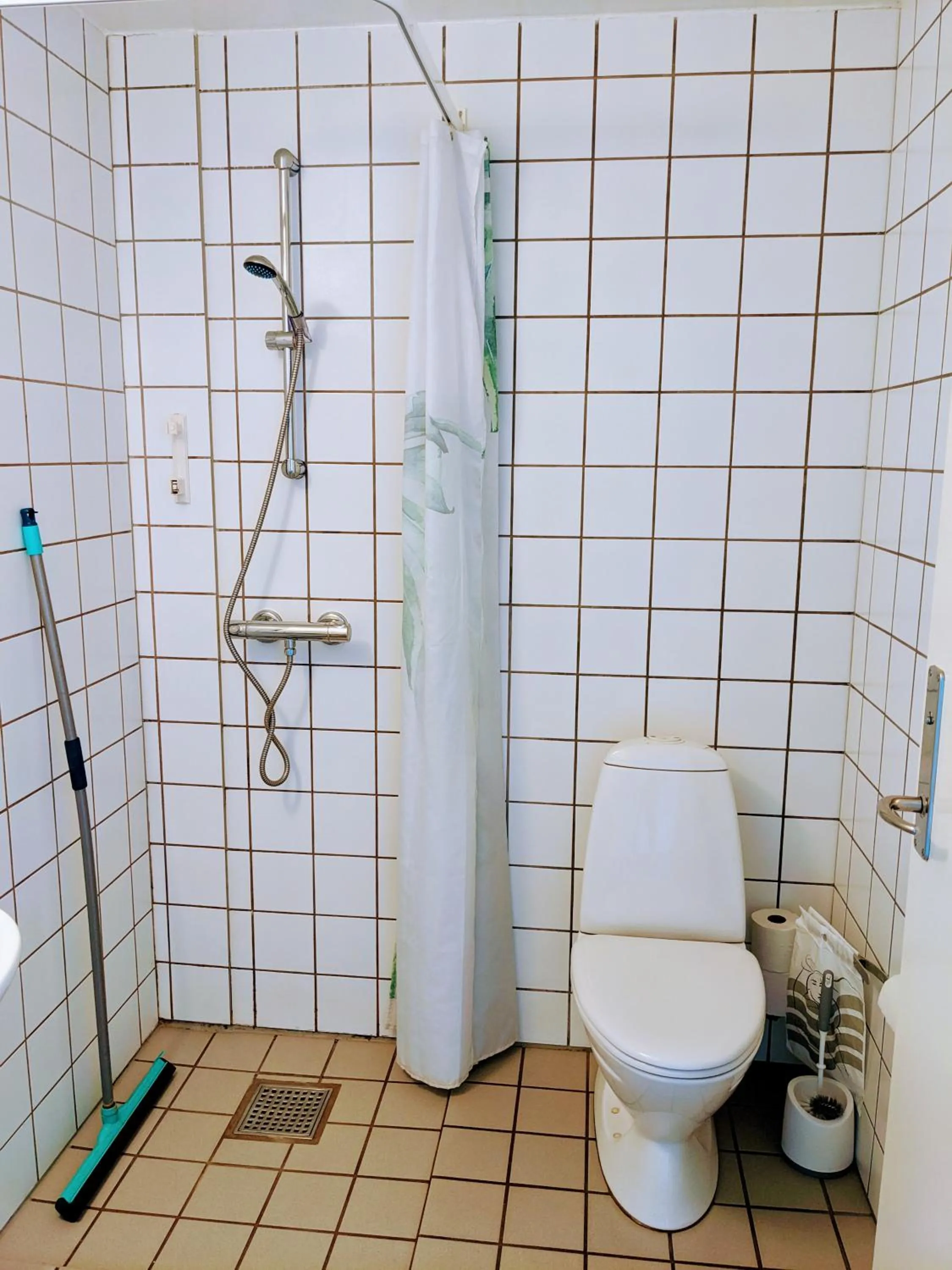 Shower in Nexø Modern Hostel. Private Rooms