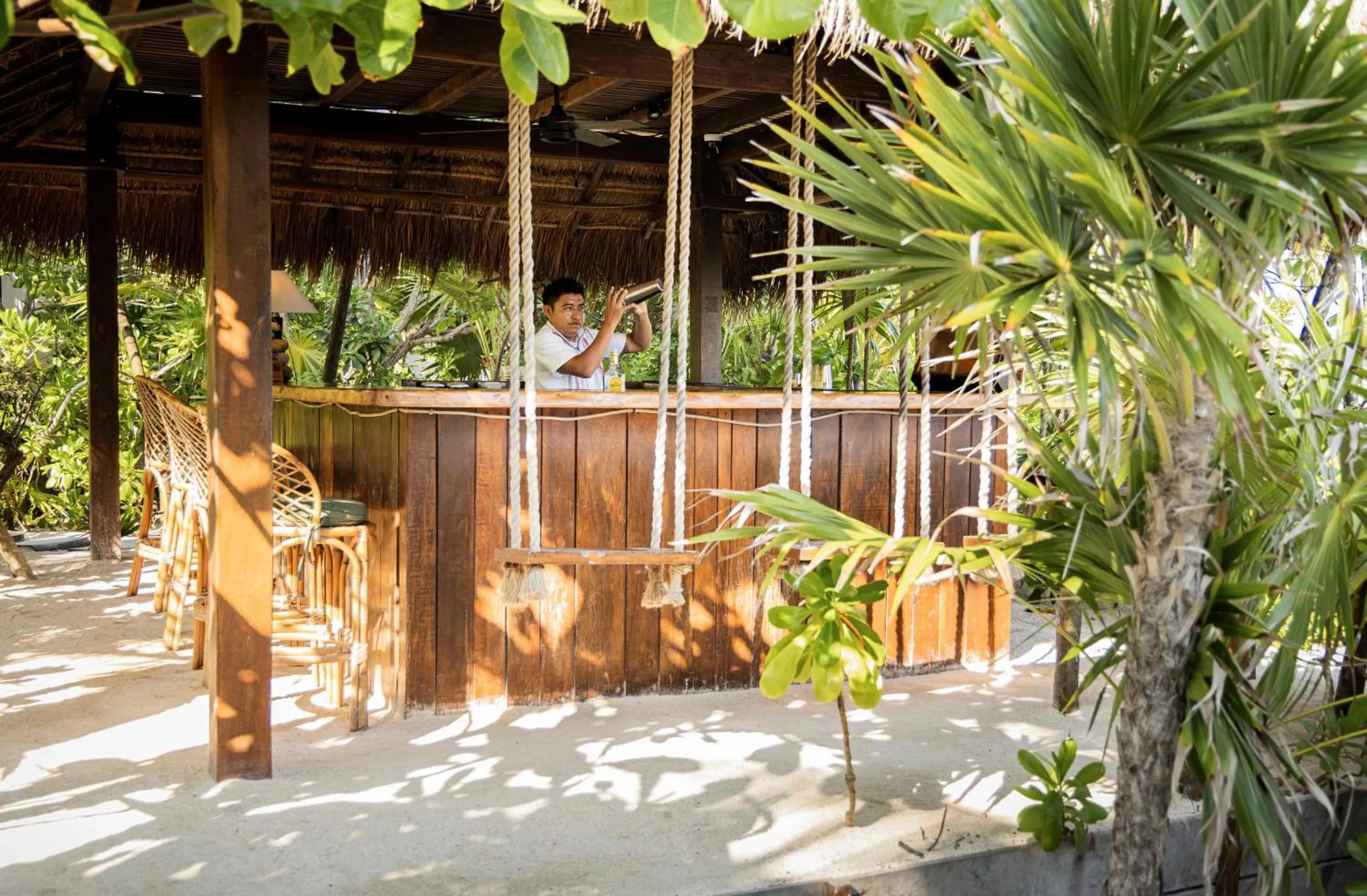 Restaurant/places to eat in Jashita Hotel