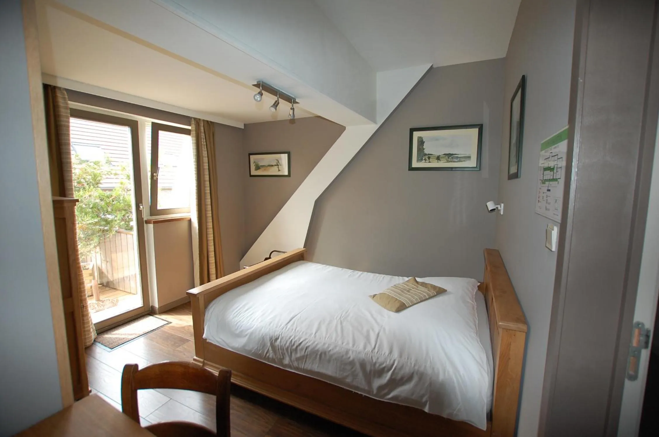 Photo of the whole room, Bed in Hotel Piano 2 - Mont-St-Guibert - Louvain-la-Neuve