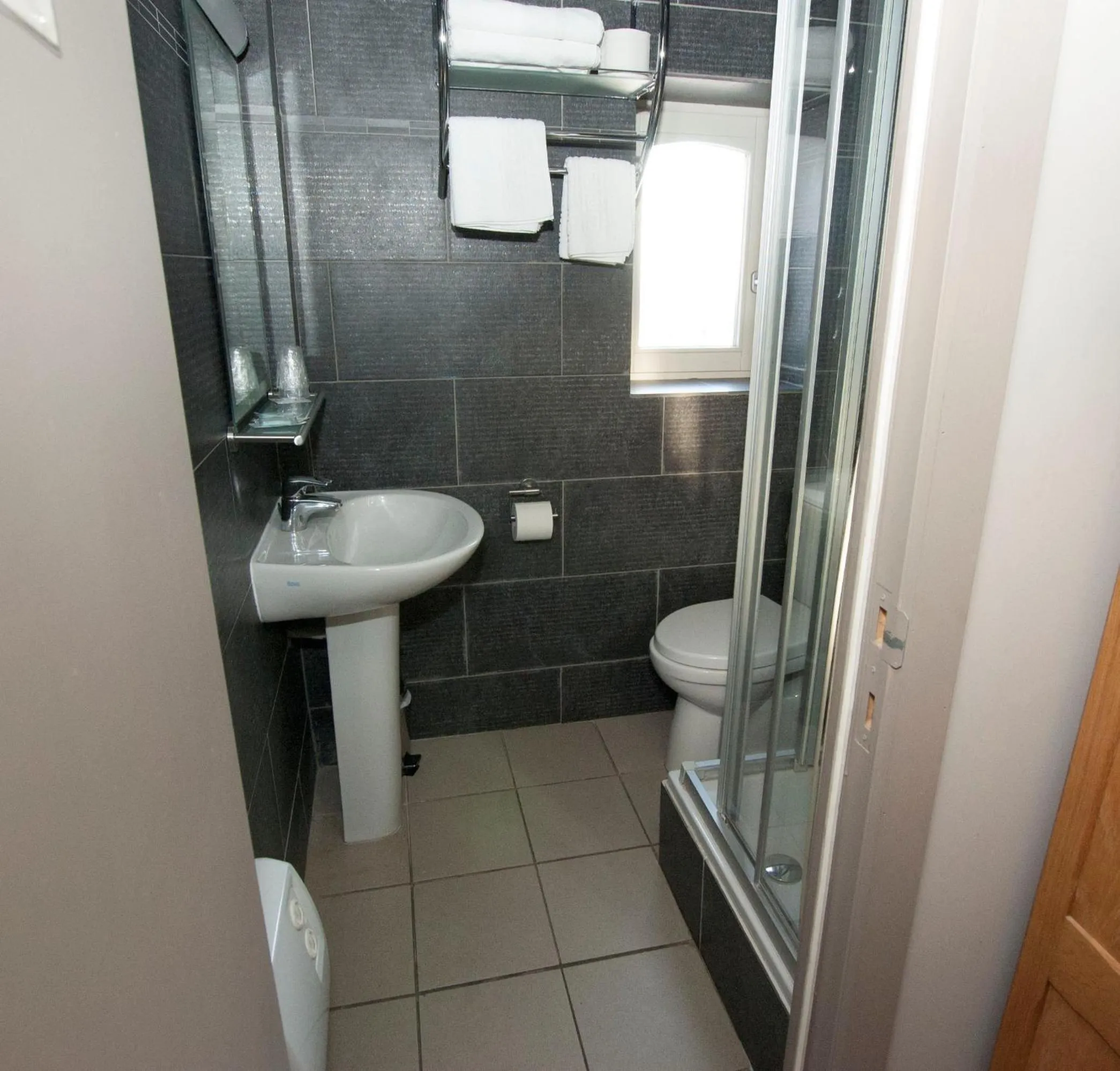 Bathroom in Hotel Piano 2 - Mont-St-Guibert - Louvain-la-Neuve
