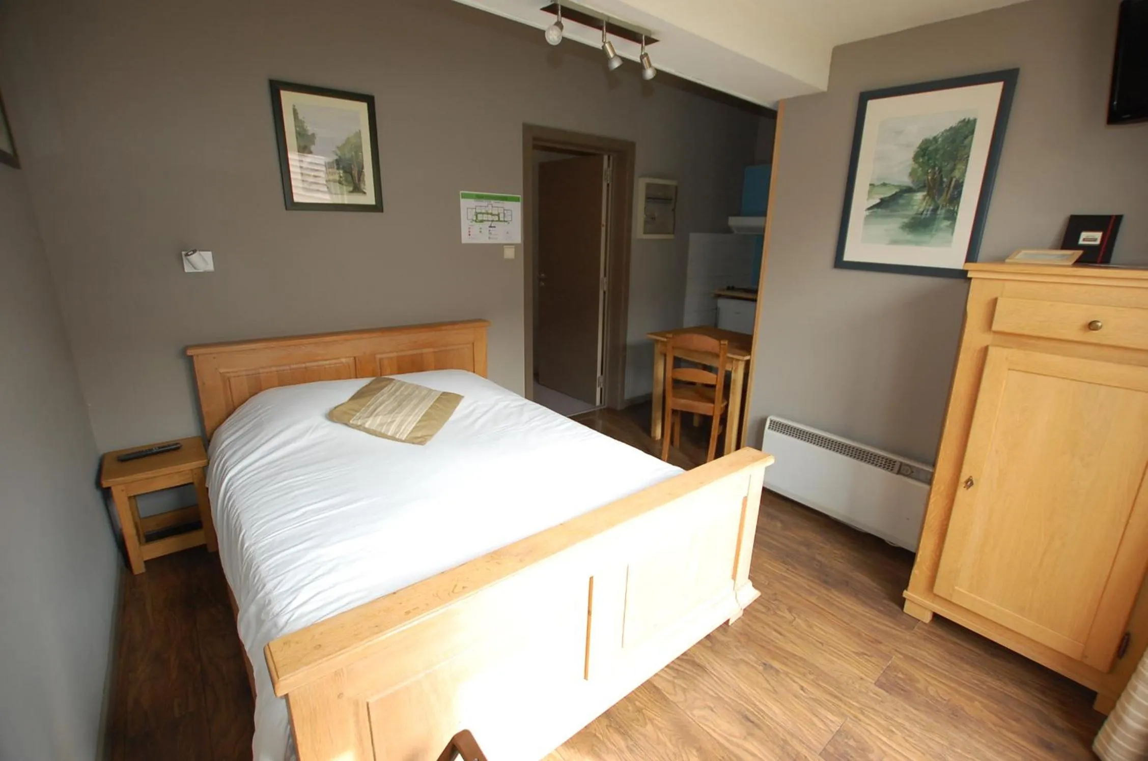 Photo of the whole room, Bed in Hotel Piano 2 - Mont-St-Guibert - Louvain-la-Neuve