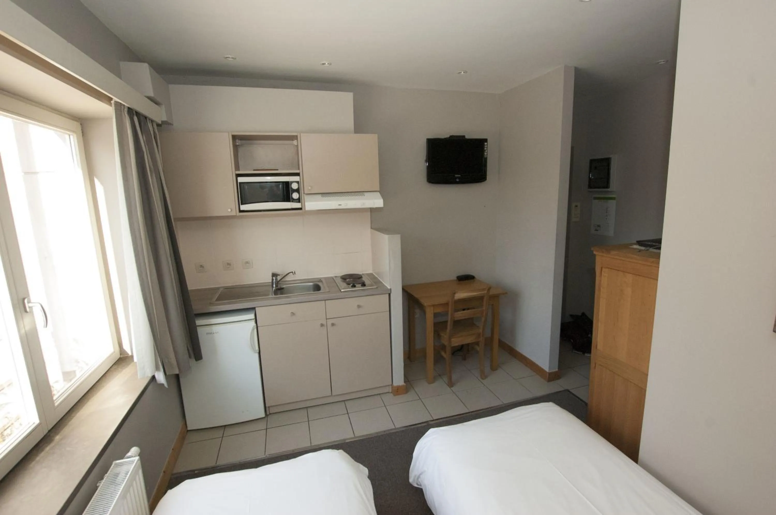 Kitchen or kitchenette, Bed in Hotel Piano 2 - Mont-St-Guibert - Louvain-la-Neuve