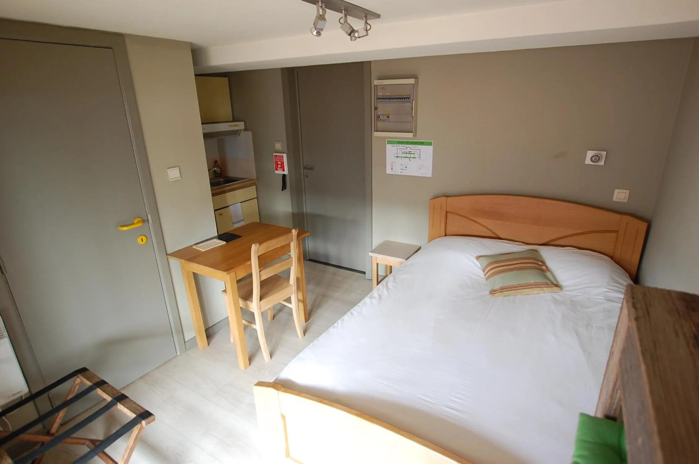 Photo of the whole room, Bed in Hotel Piano 2 - Mont-St-Guibert - Louvain-la-Neuve