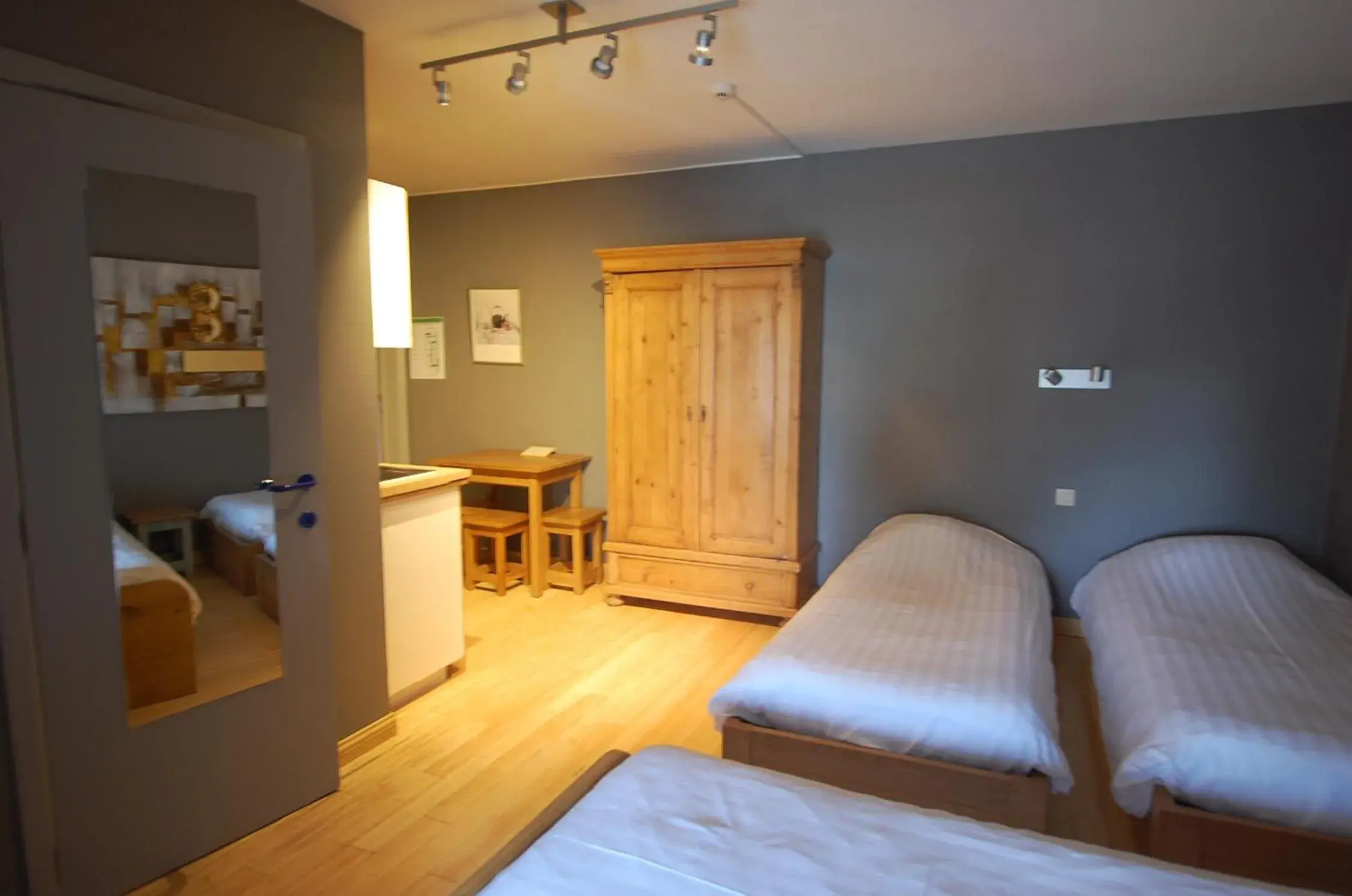 Triple Room with Street View - single occupancy in Hotel Piano 2 - Mont-St-Guibert - Louvain-la-Neuve Triple Room with Street View - single occupancy in Hotel Piano 2 - Mont-St-Guibert - Louvain-la-Neuve