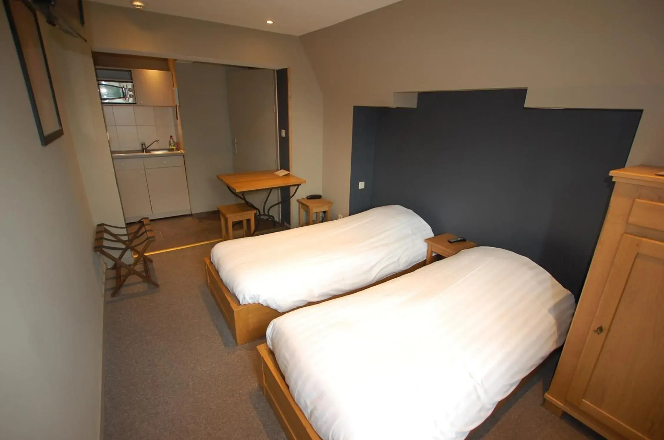 Twin Room with Street View - single occupancy in Hotel Piano 2 - Mont-St-Guibert - Louvain-la-Neuve Twin Room with Street View - single occupancy in Hotel Piano 2 - Mont-St-Guibert - Louvain-la-Neuve
