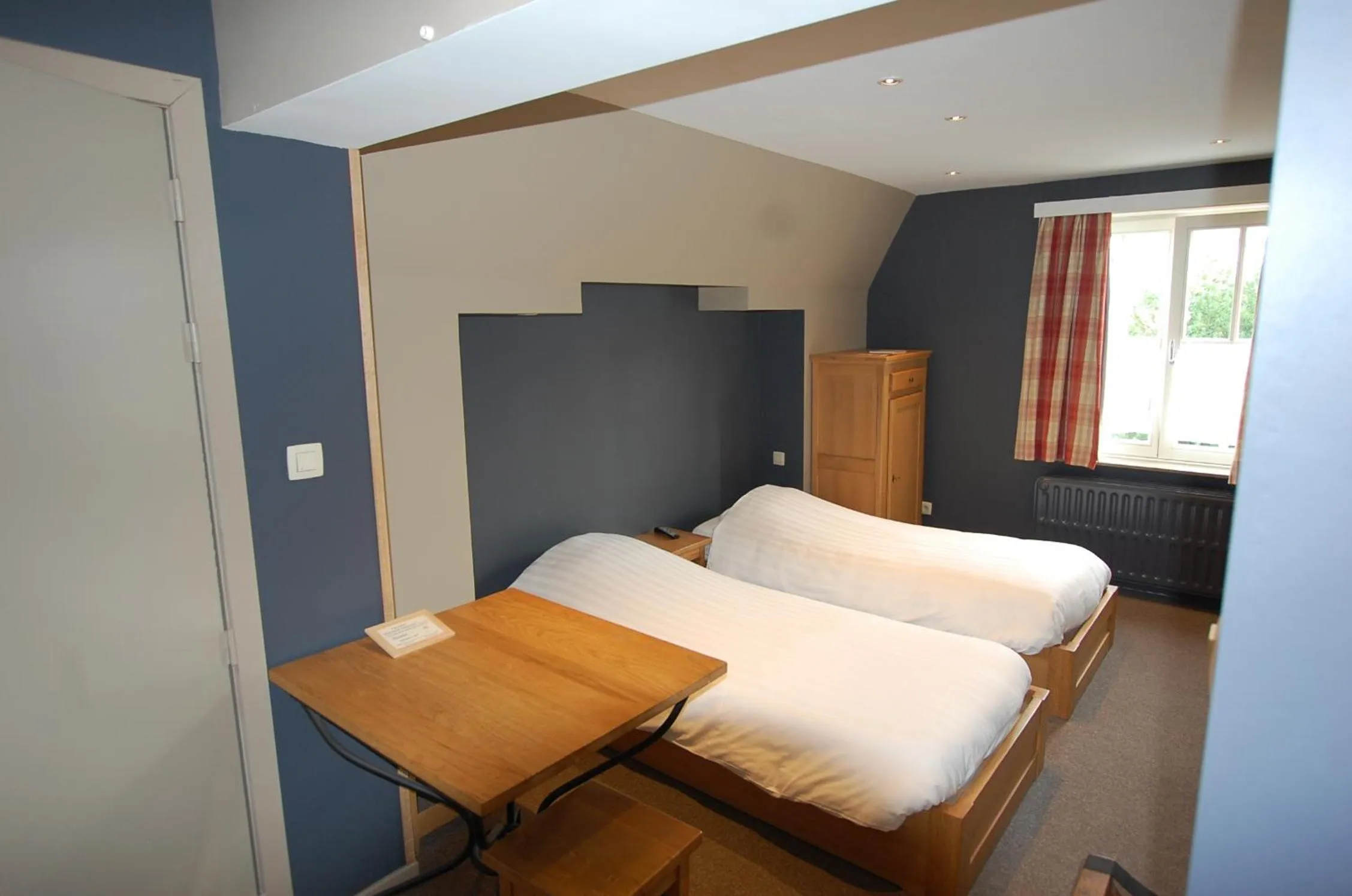 Photo of the whole room, Bed in Hotel Piano 2 - Mont-St-Guibert - Louvain-la-Neuve