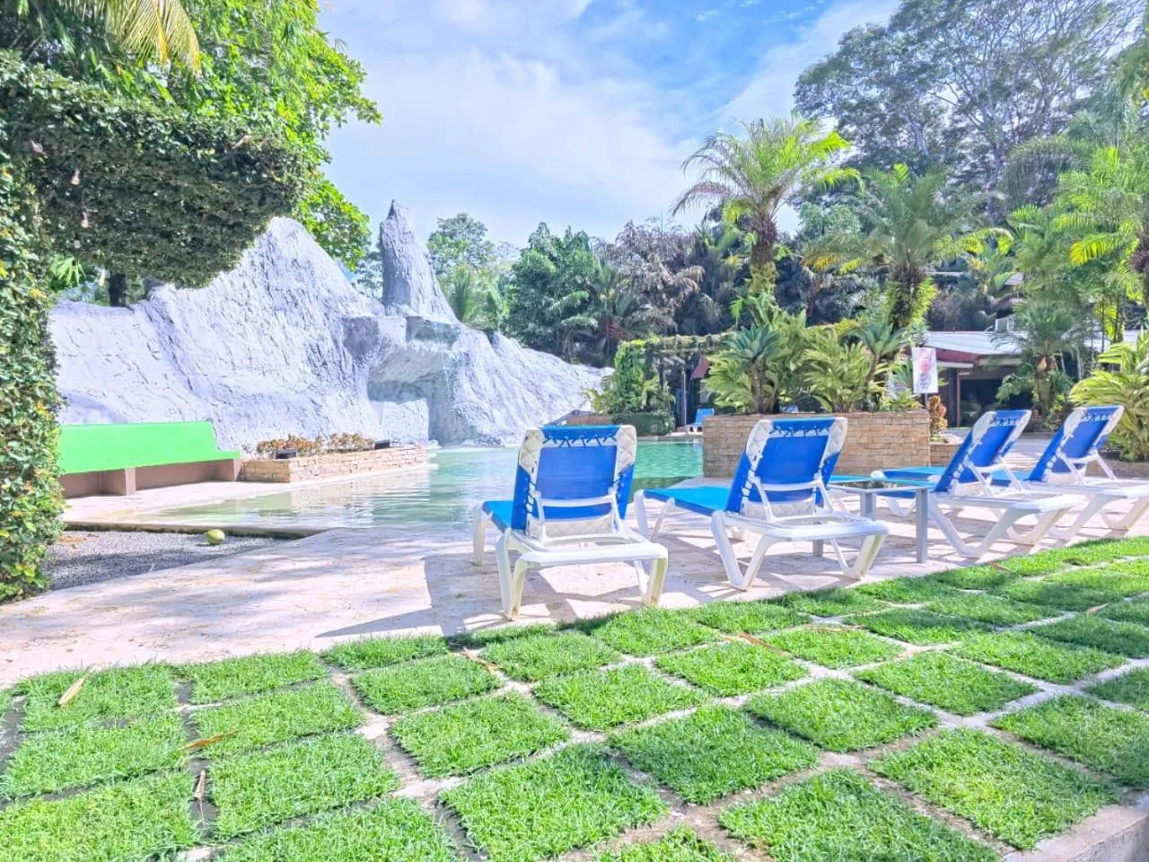 Swimming pool in Diuwak