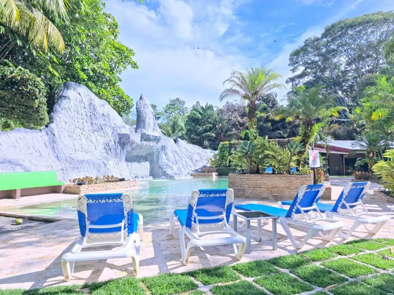 Swimming pool in Diuwak