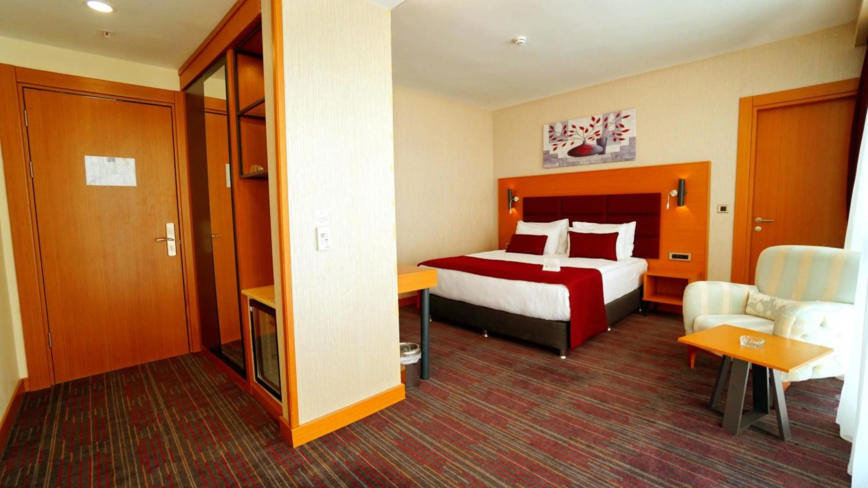 Photo of the whole room, Bed in New Garden Hotel