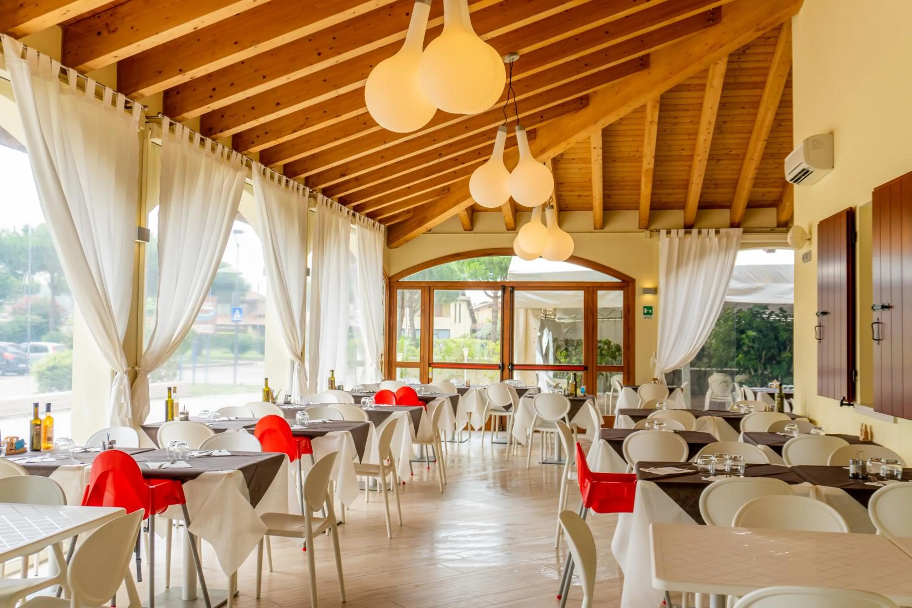 Restaurant/places to eat in Airone Bianco Residence Village