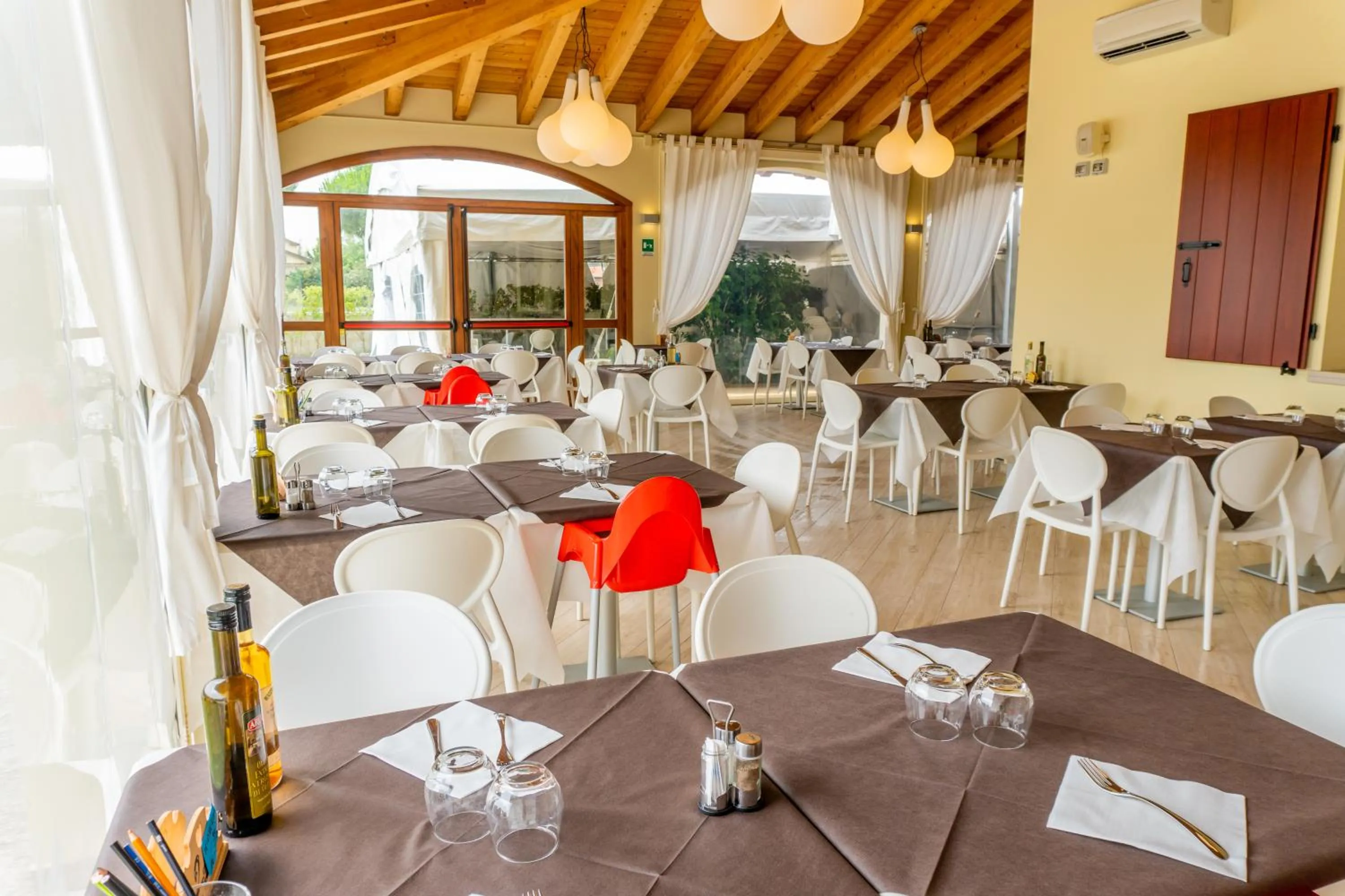 Restaurant/places to eat in Airone Bianco Residence Village