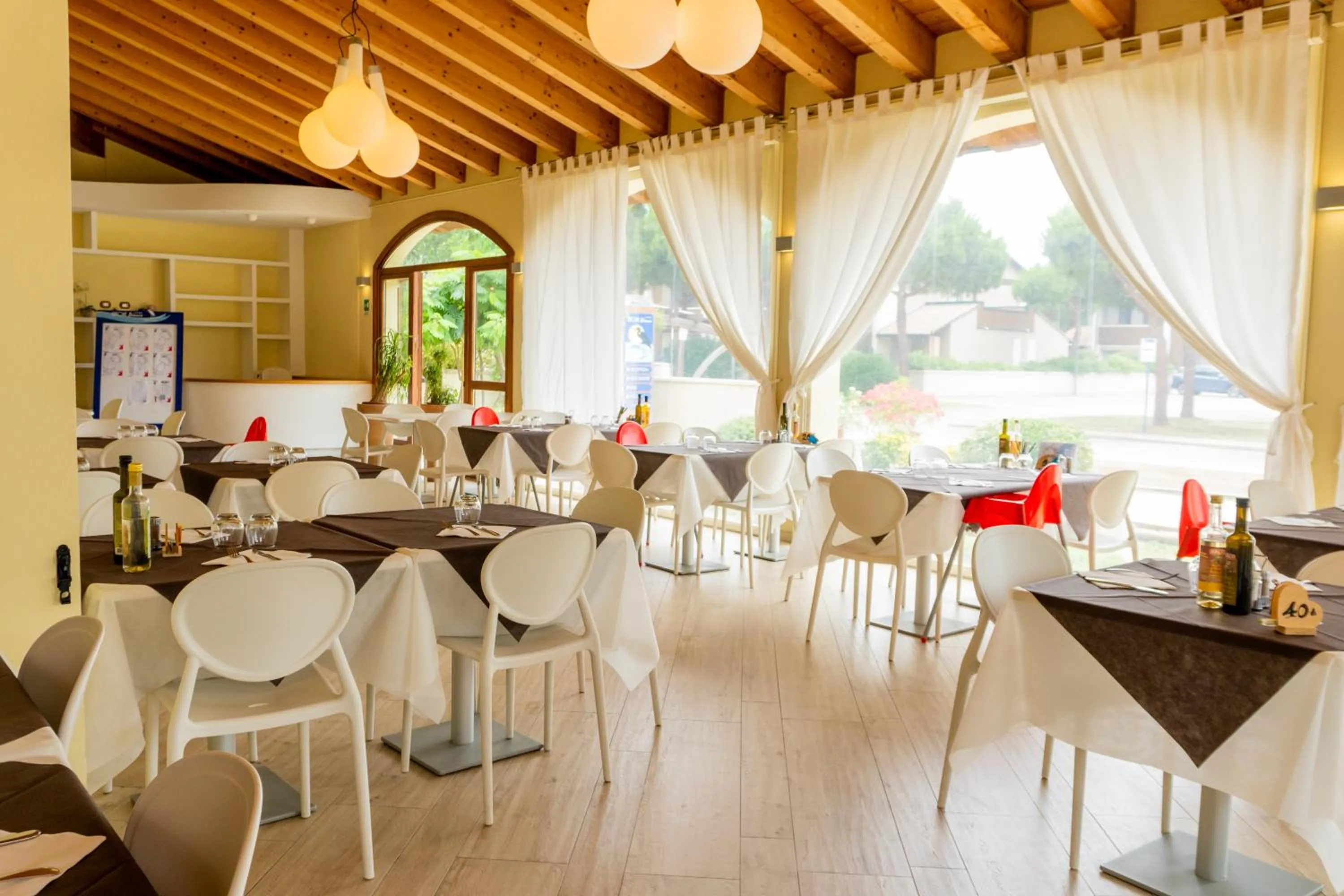 Restaurant/places to eat in Airone Bianco Residence Village