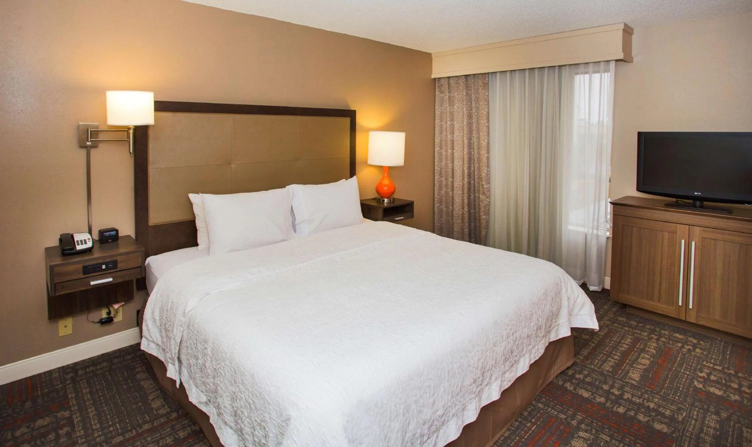 Bed in Hampton Inn & Suites Valdosta/Conference Center