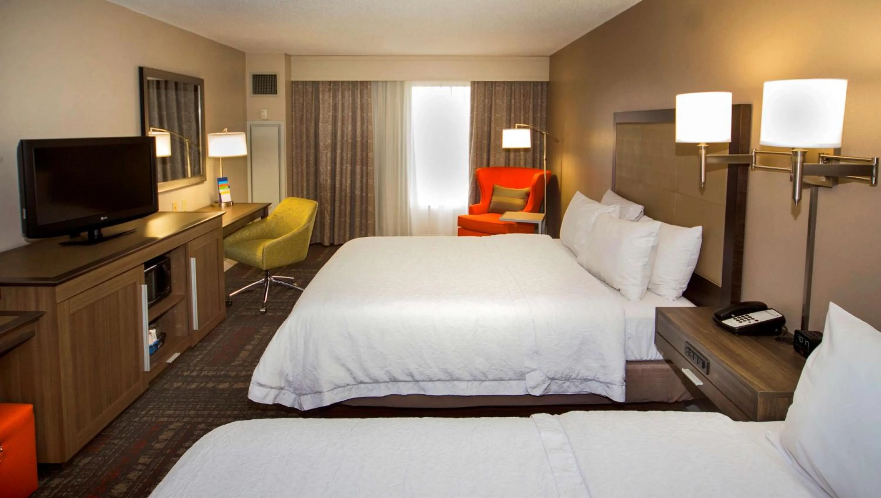 Bed in Hampton Inn & Suites Valdosta/Conference Center