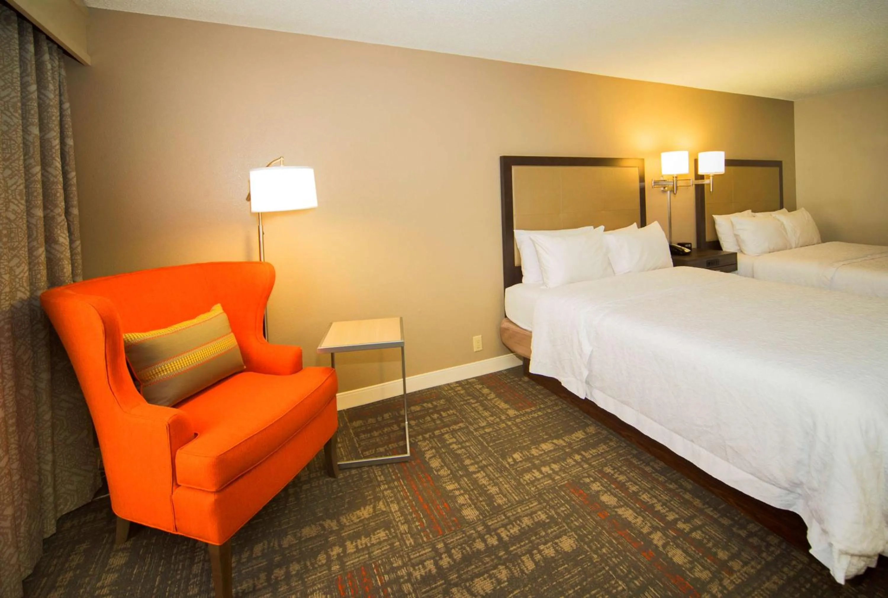 Bed in Hampton Inn & Suites Valdosta/Conference Center