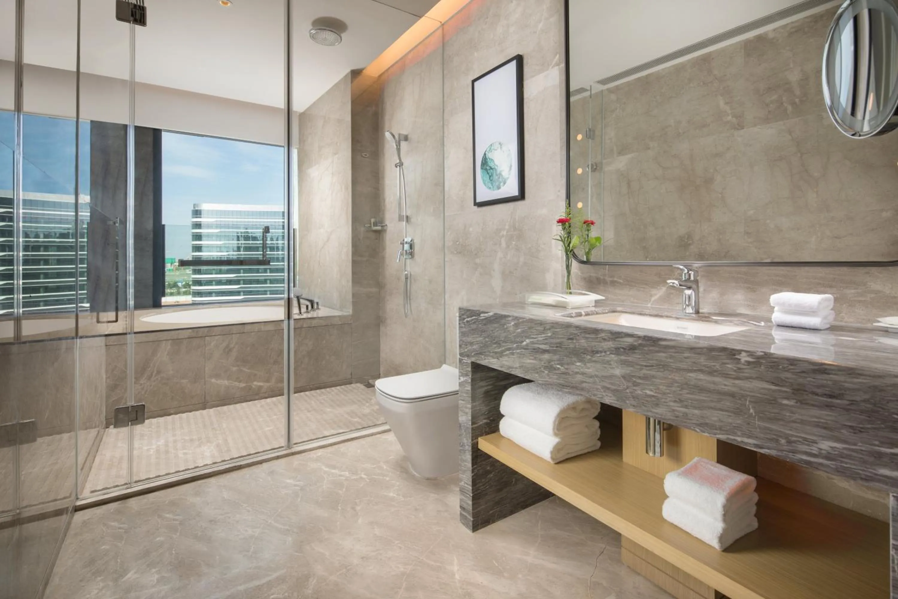 Photo of the whole room, Bathroom in Holiday Inn Zhengzhou Riverside