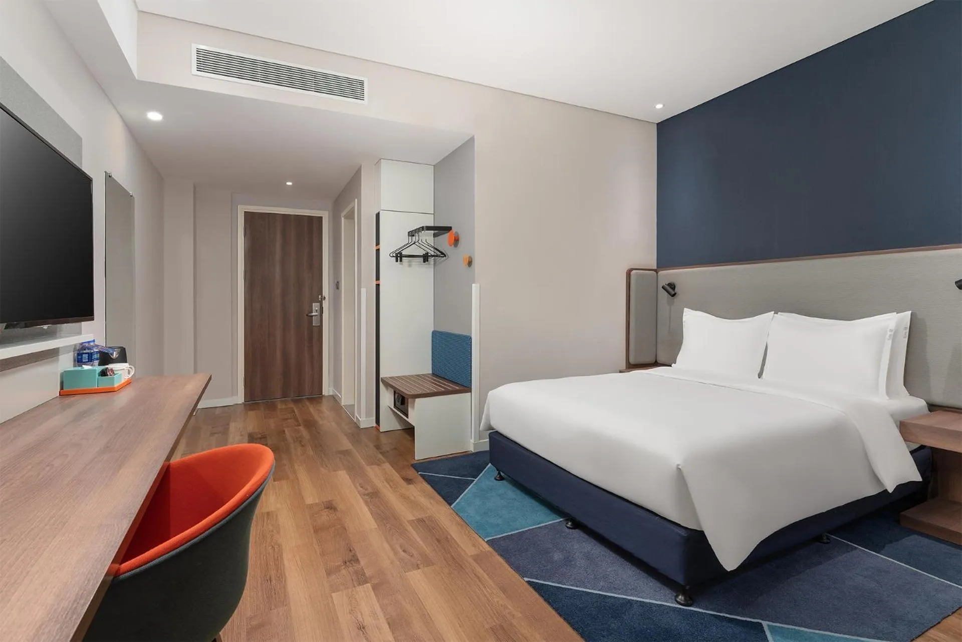 Photo of the whole room, Bed in Holiday Inn Express Yinchuan Downtown by IHG