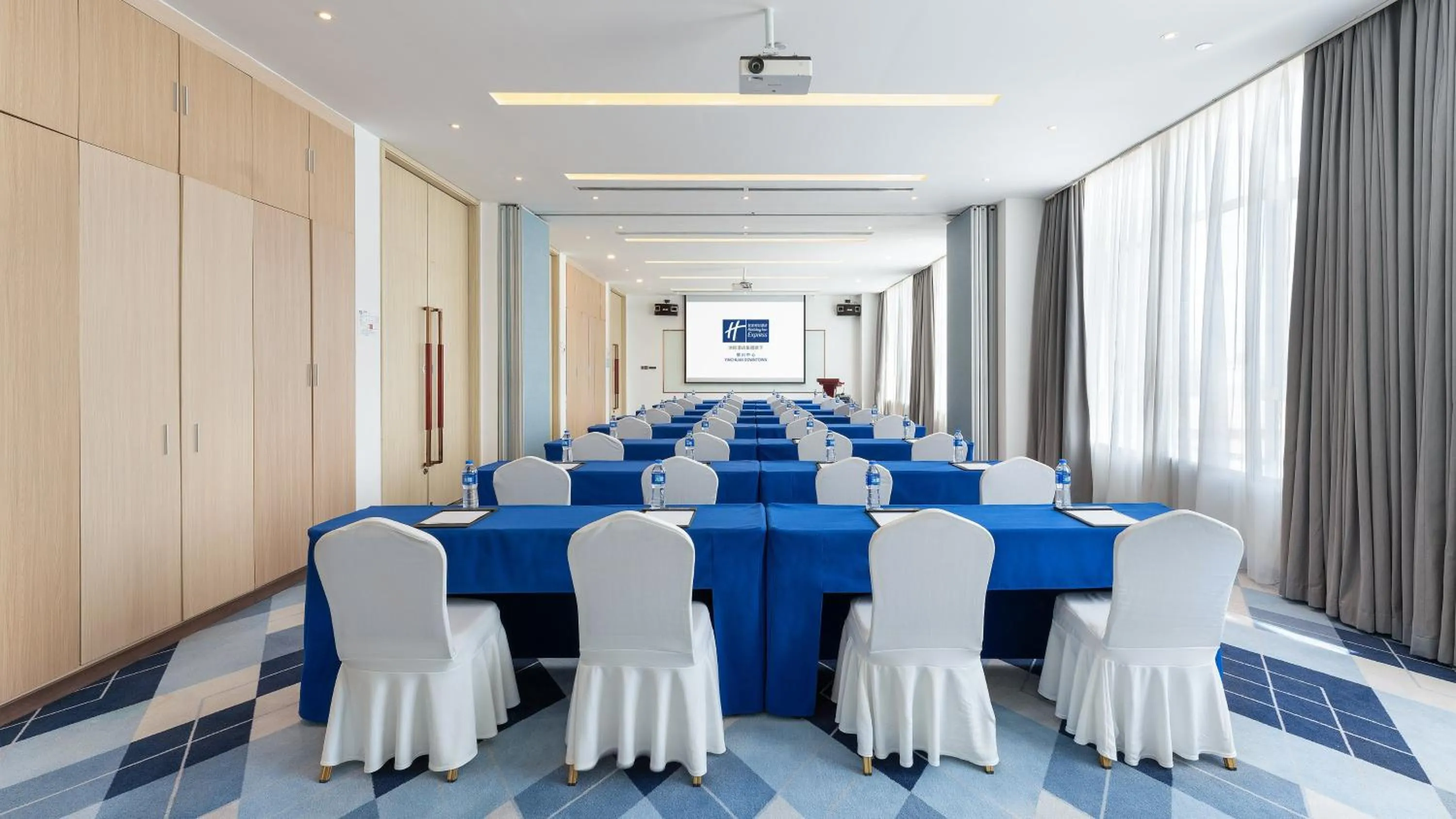 Meeting/conference room in Holiday Inn Express Yinchuan Downtown by IHG