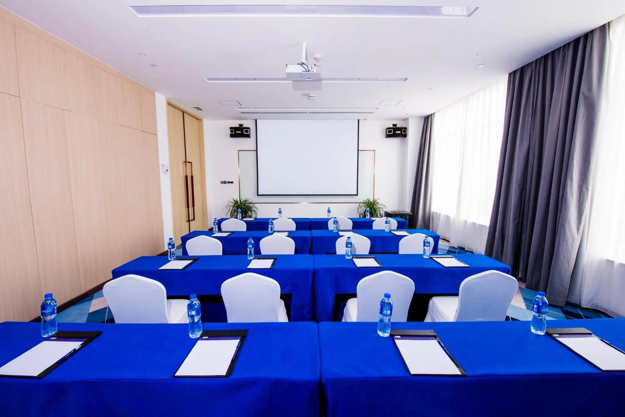 Meeting/conference room in Holiday Inn Express Yinchuan Downtown by IHG