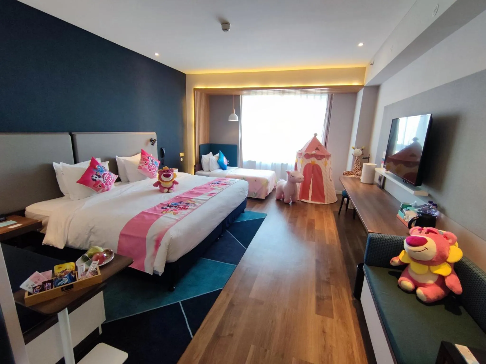 Photo of the whole room, Bed in Holiday Inn Express Yinchuan Downtown by IHG