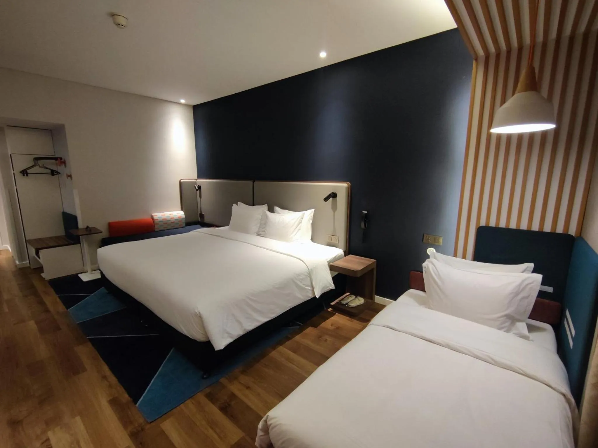 Photo of the whole room, Bed in Holiday Inn Express Yinchuan Downtown by IHG