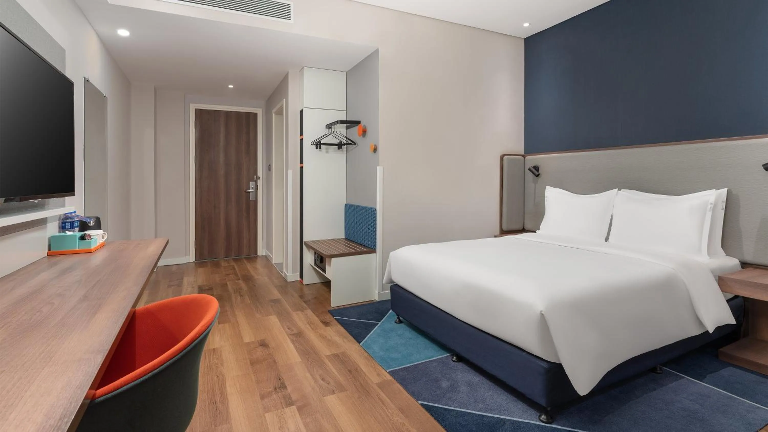 Photo of the whole room, Bed in Holiday Inn Express Yinchuan Downtown by IHG